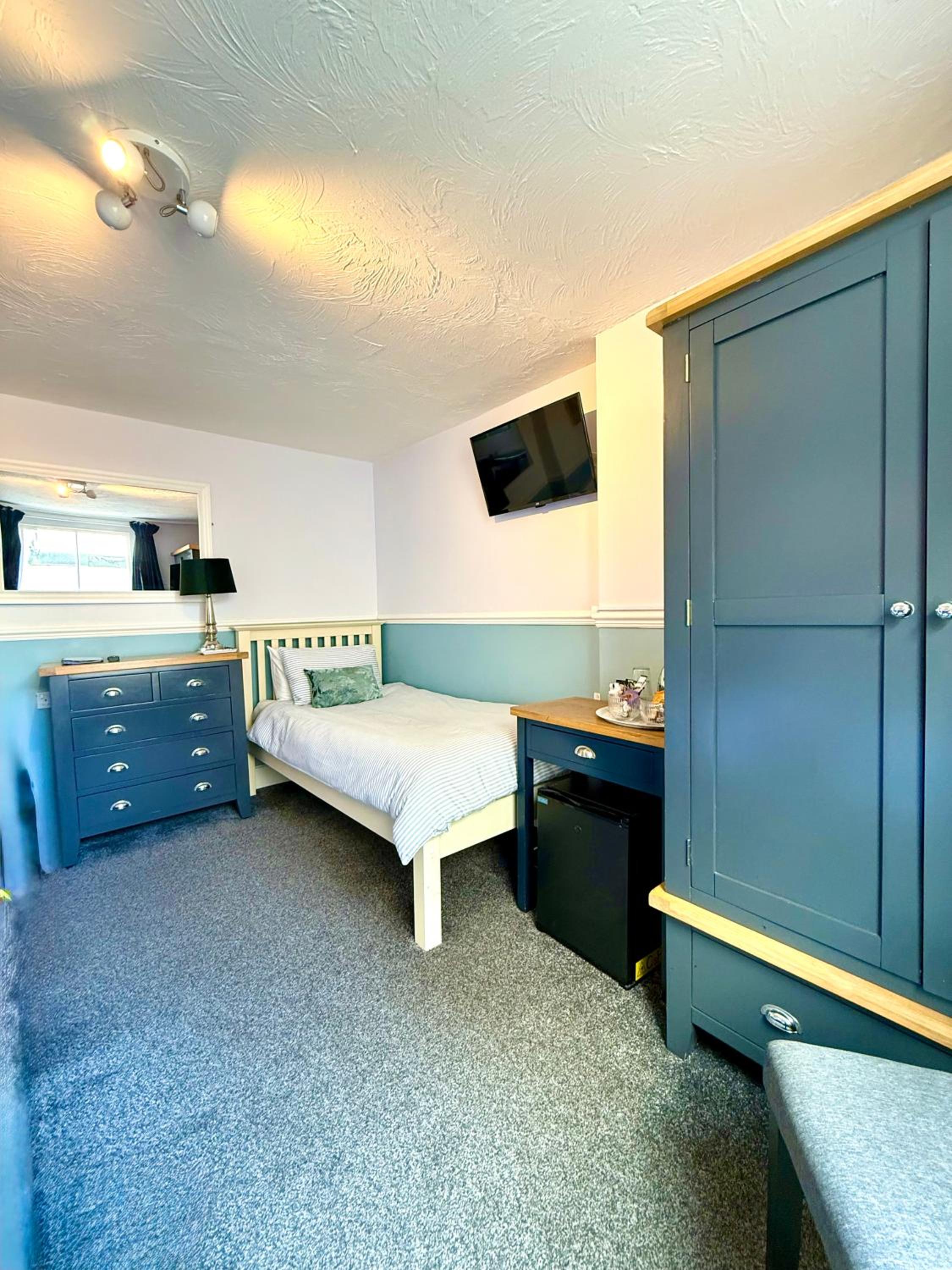 Triple Room with Bath - Photo 7