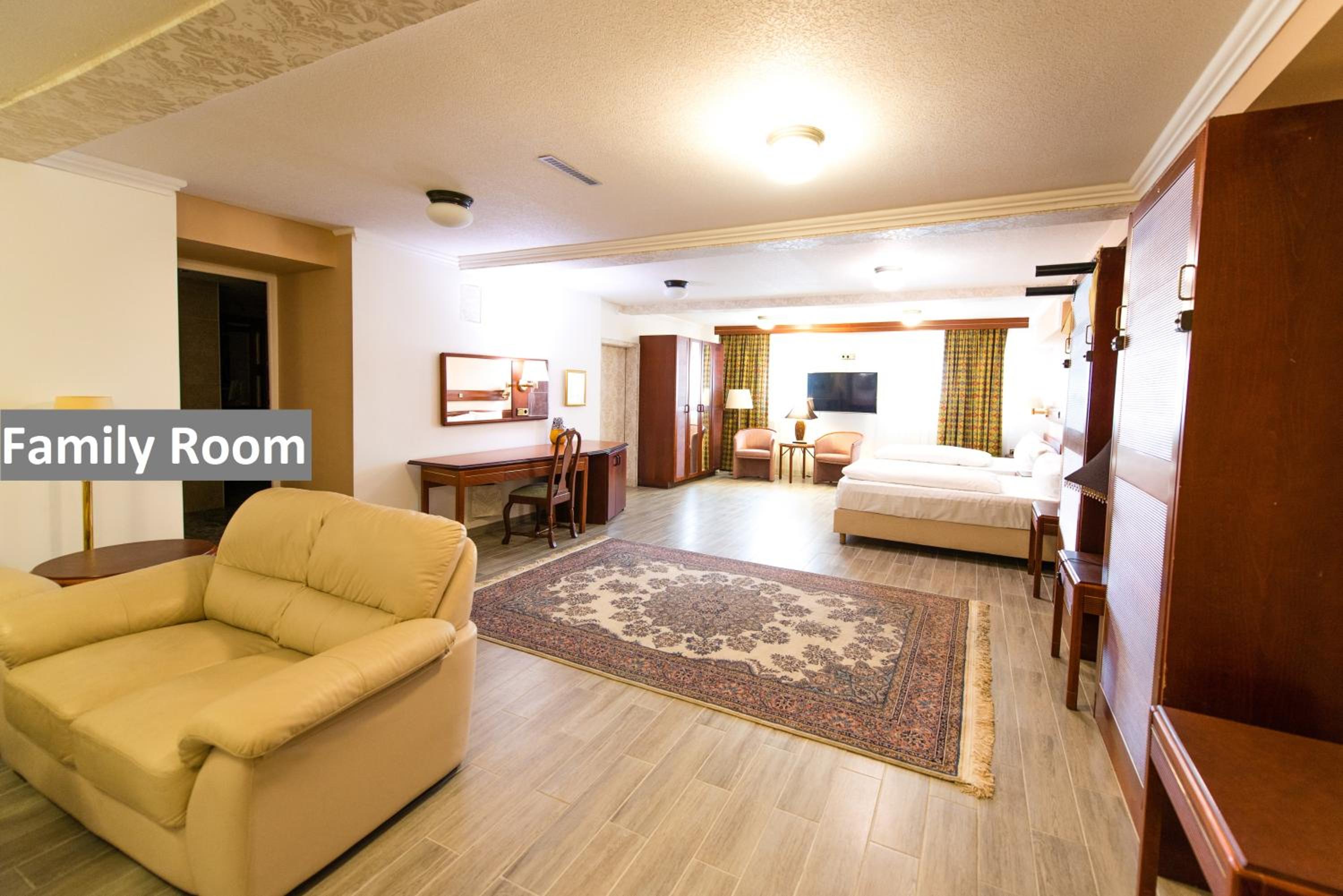 Family Room (2 Adults + 2 Children) photo 1