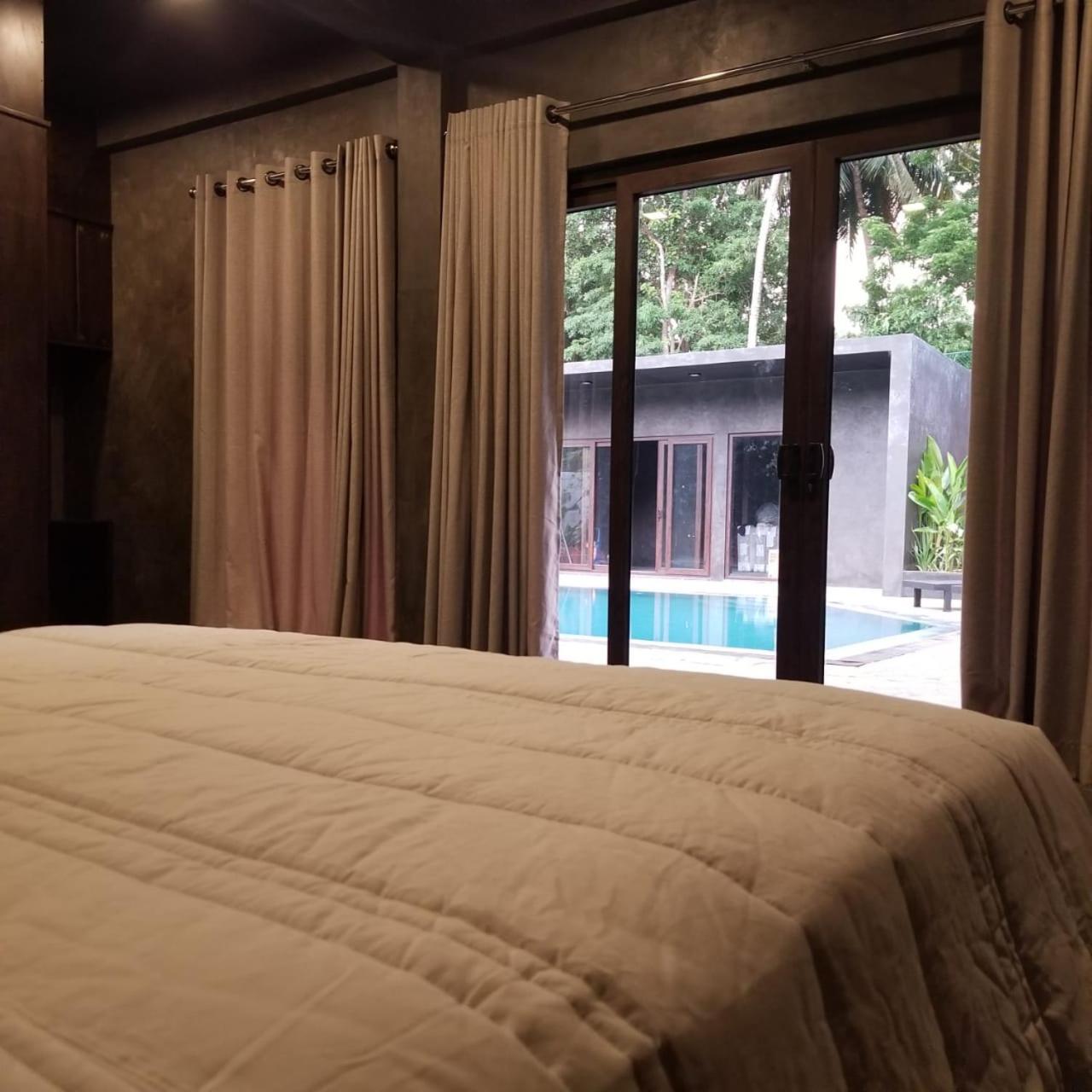 King Suite with Pool View
