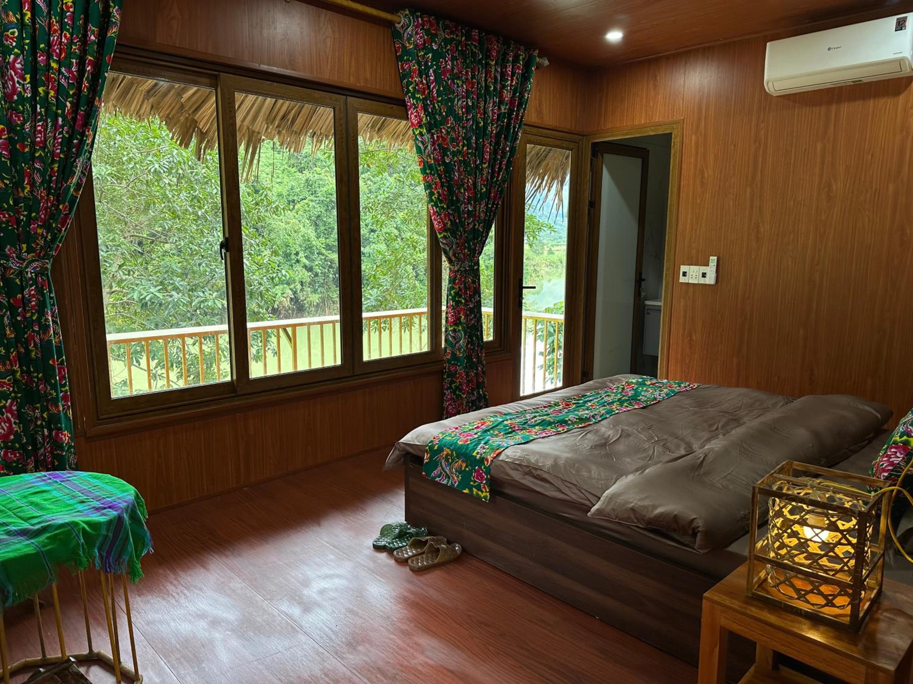 King Room with Mountain View photo 2
