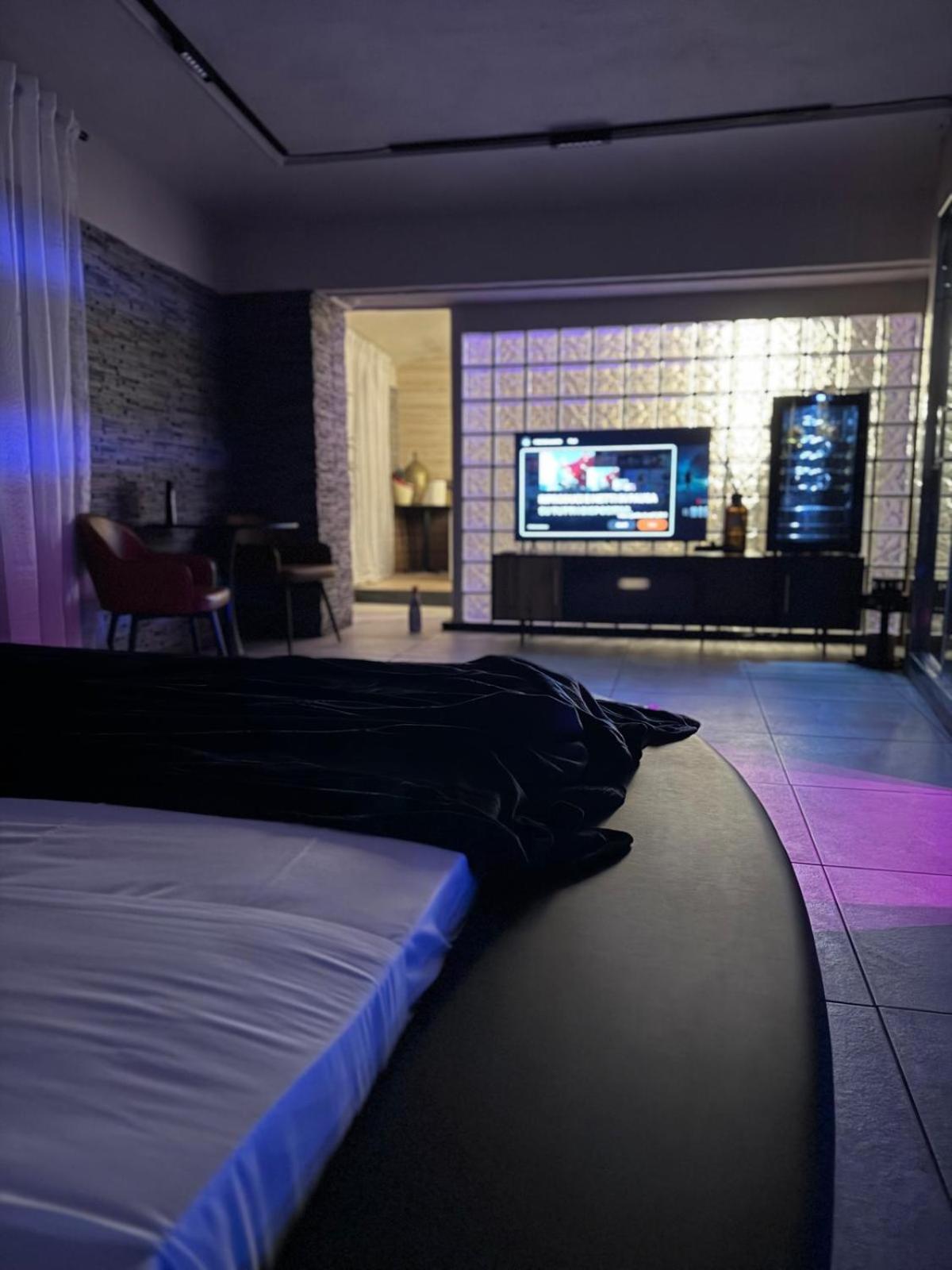 Queen Suite with Spa Bath photo 3