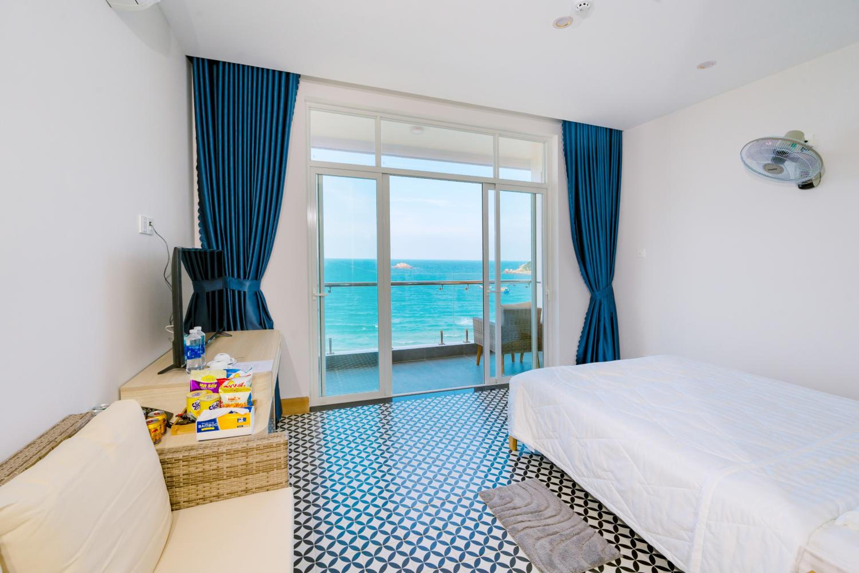 Deluxe Double Room with Balcony and Sea View