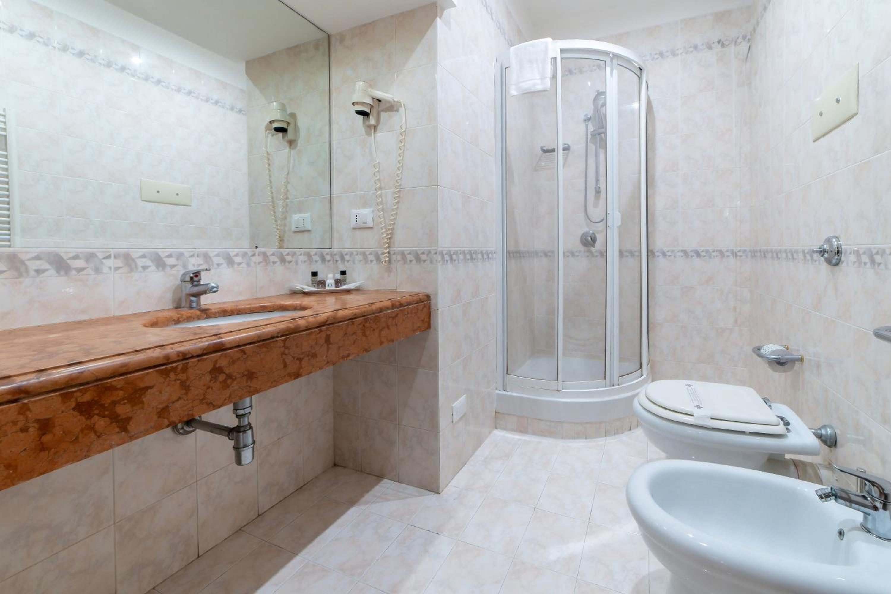 Double Room - Photo 5