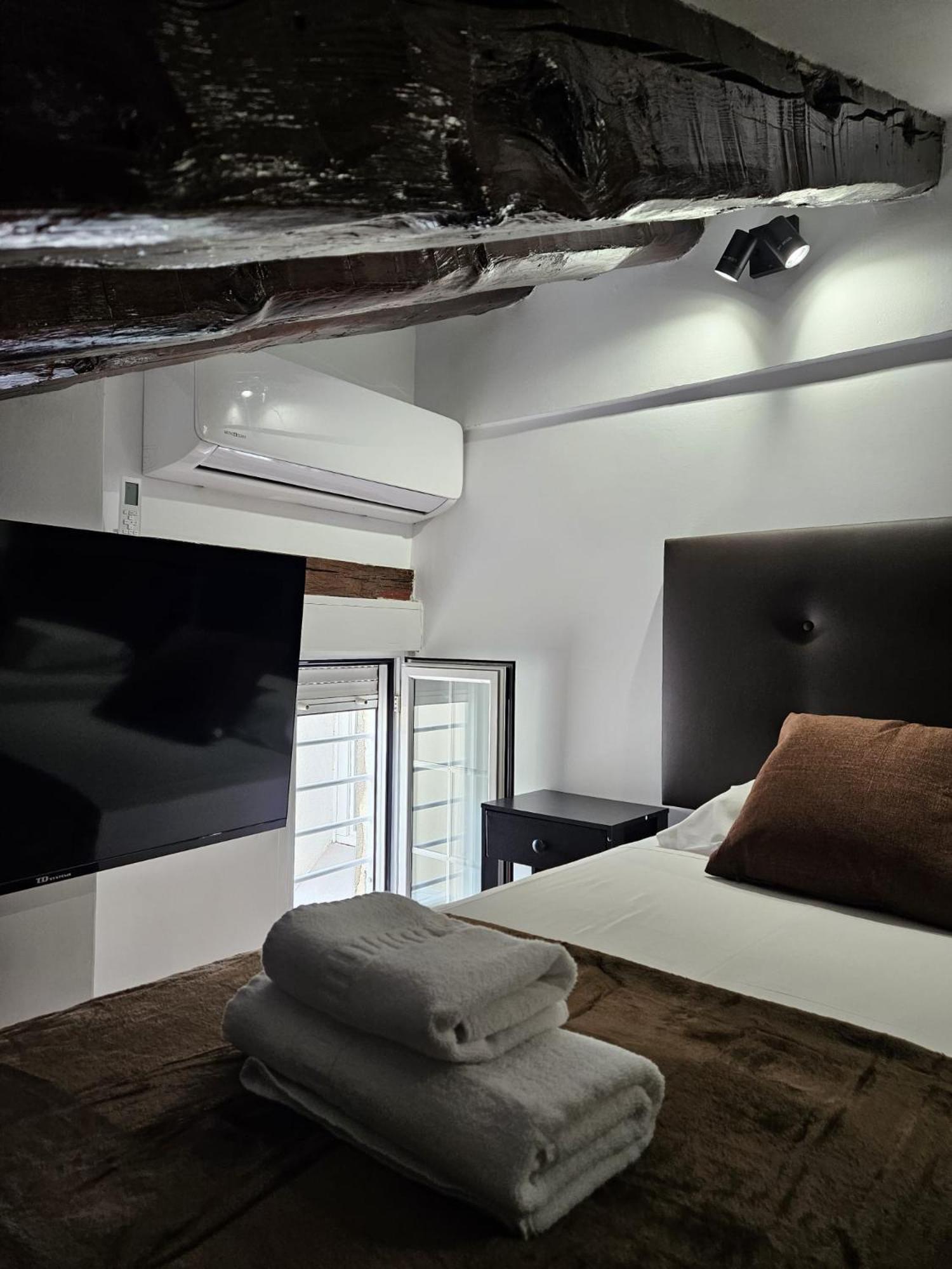 Twin Room with Private Bathroom photo 2