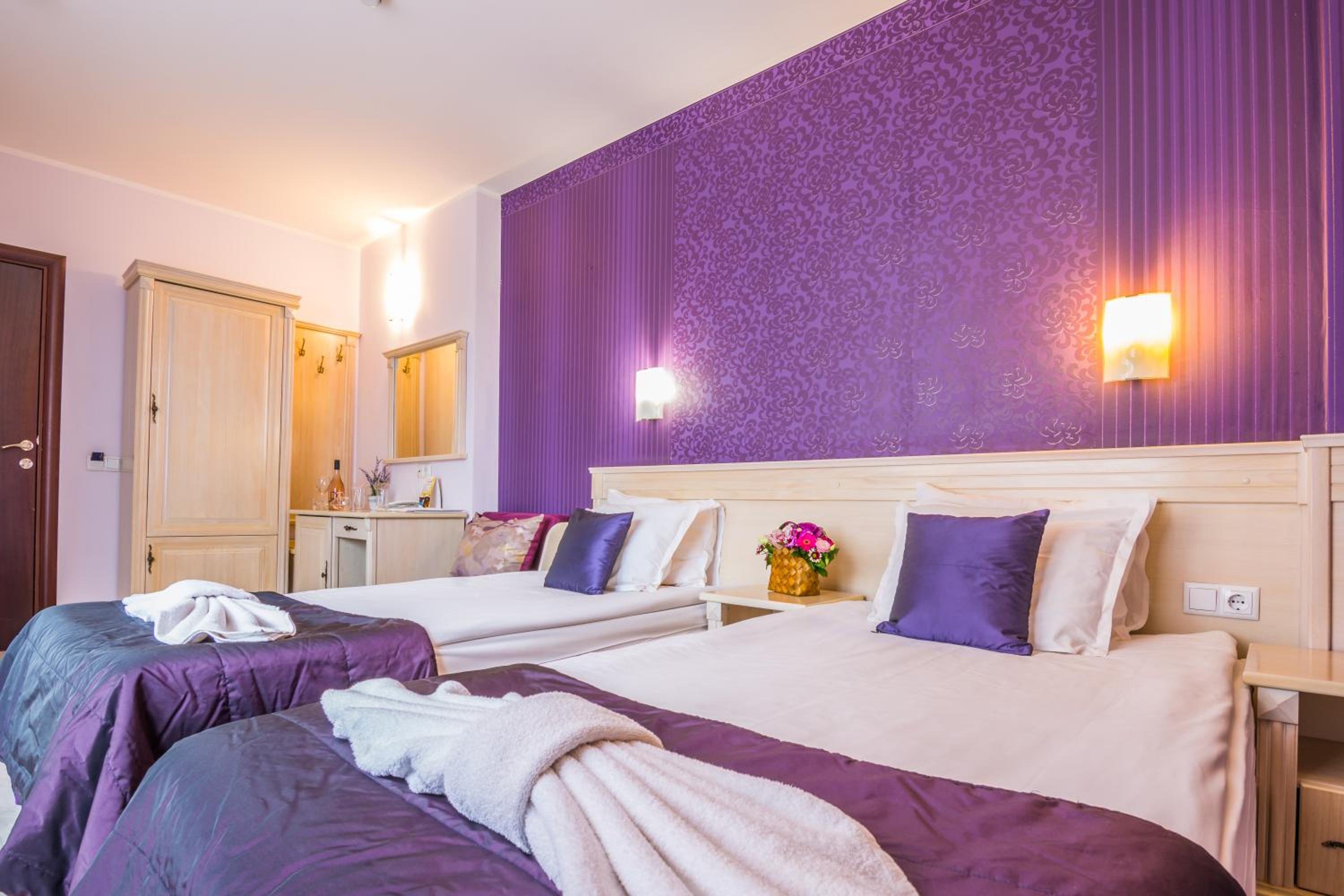 Cozy Twin Beds photo 2