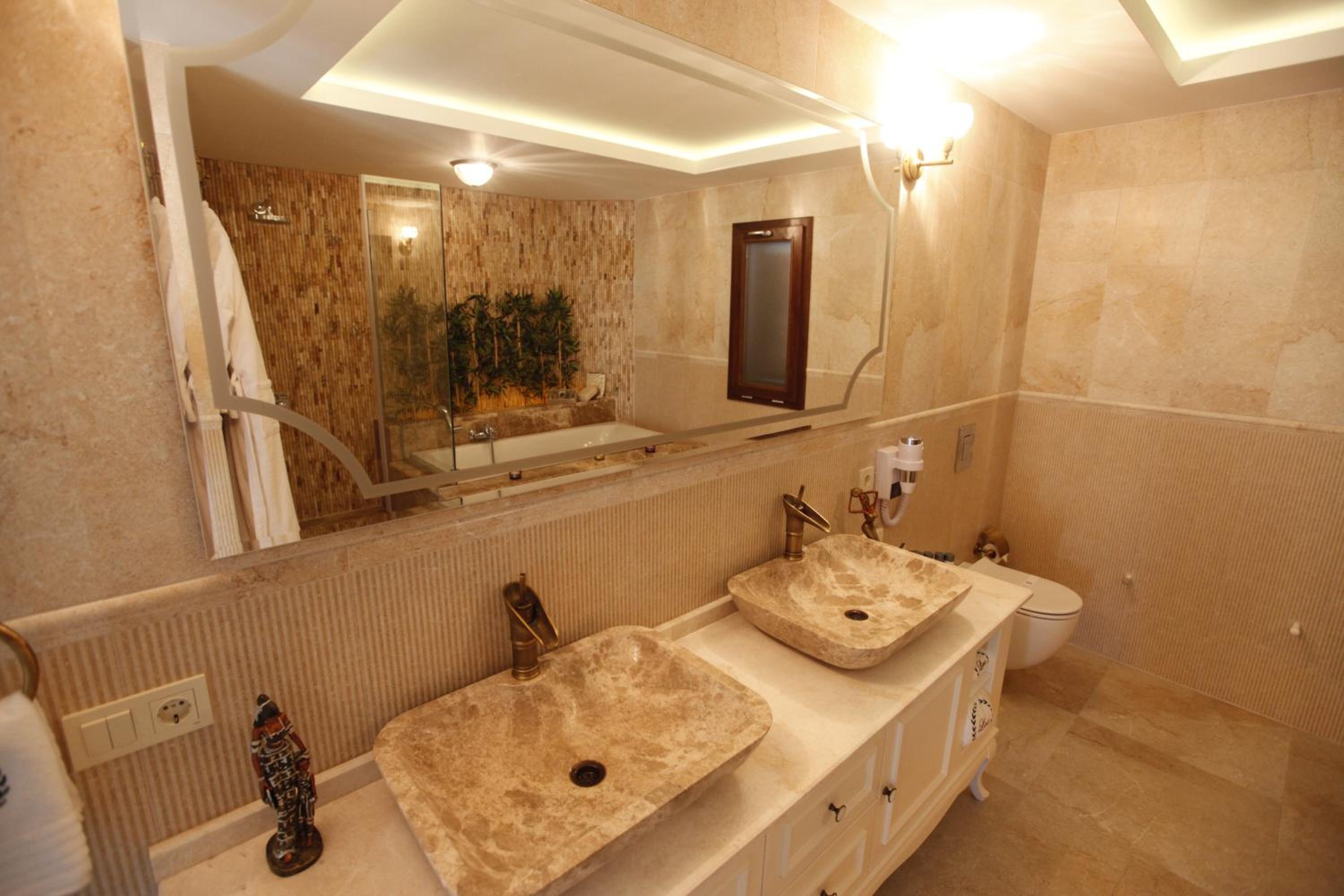 King Suite with Spa Bath photo 3