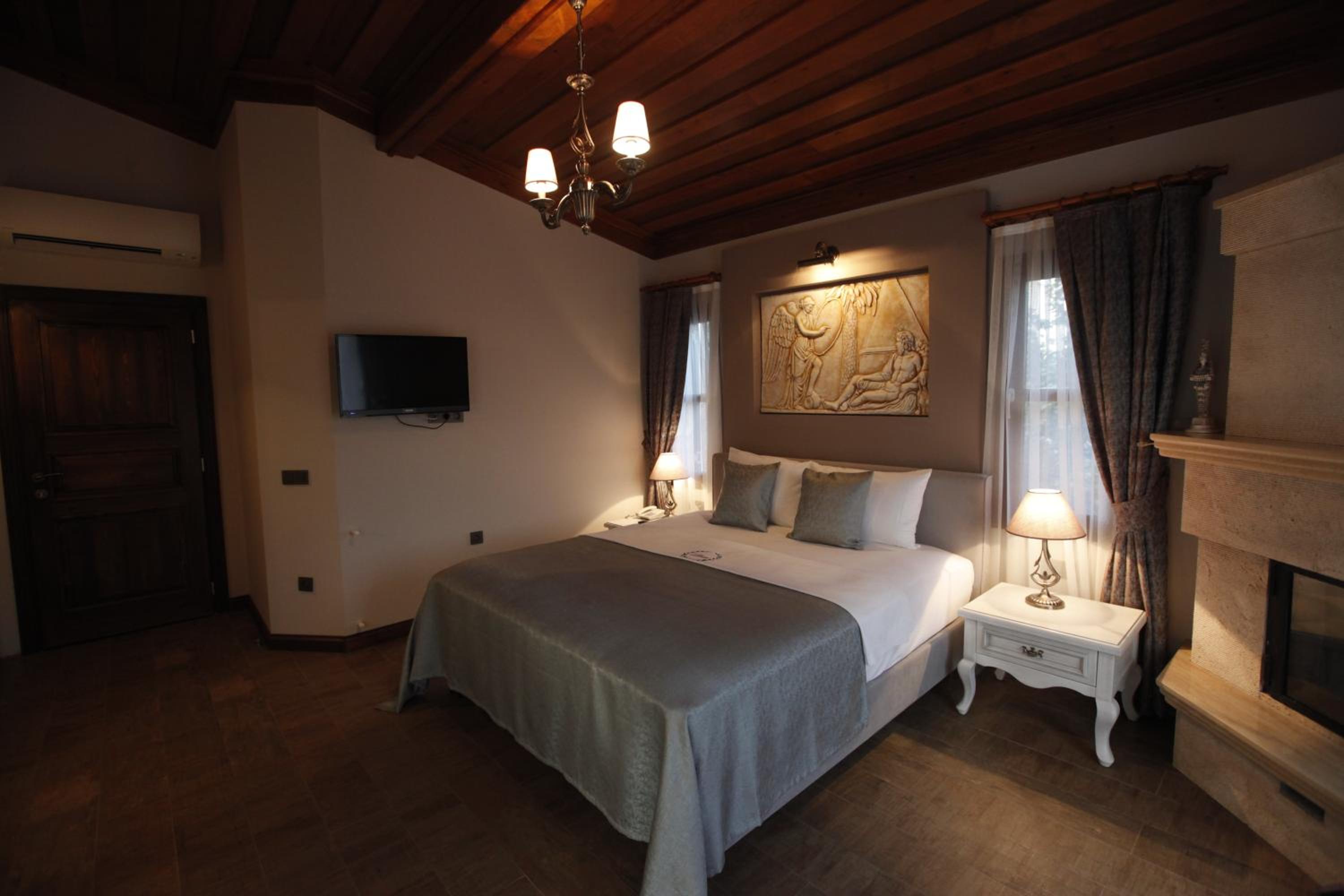 King Suite with Spa Bath photo 2