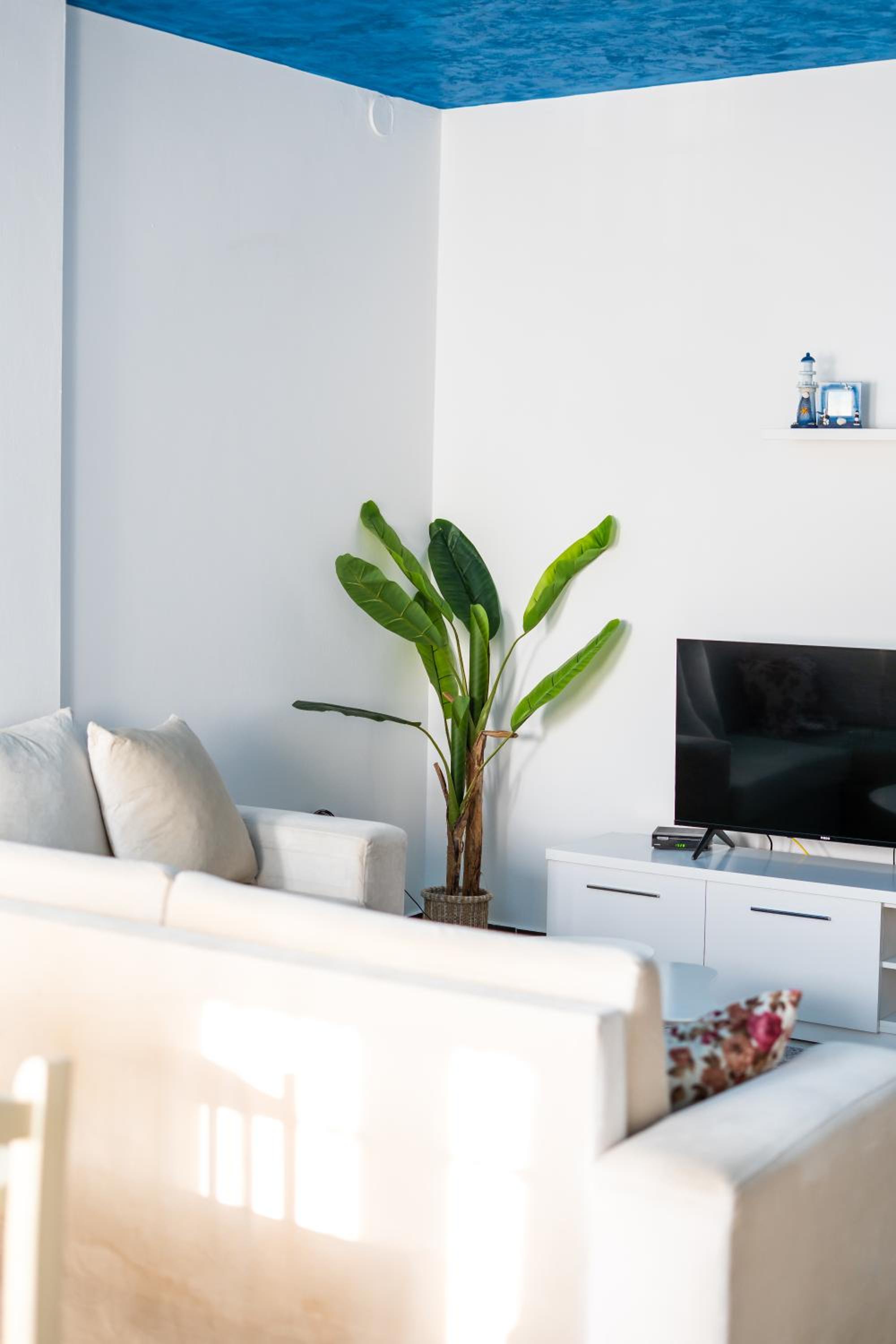 Deluxe Two-Bedroom Apartment with Garden View photo 3