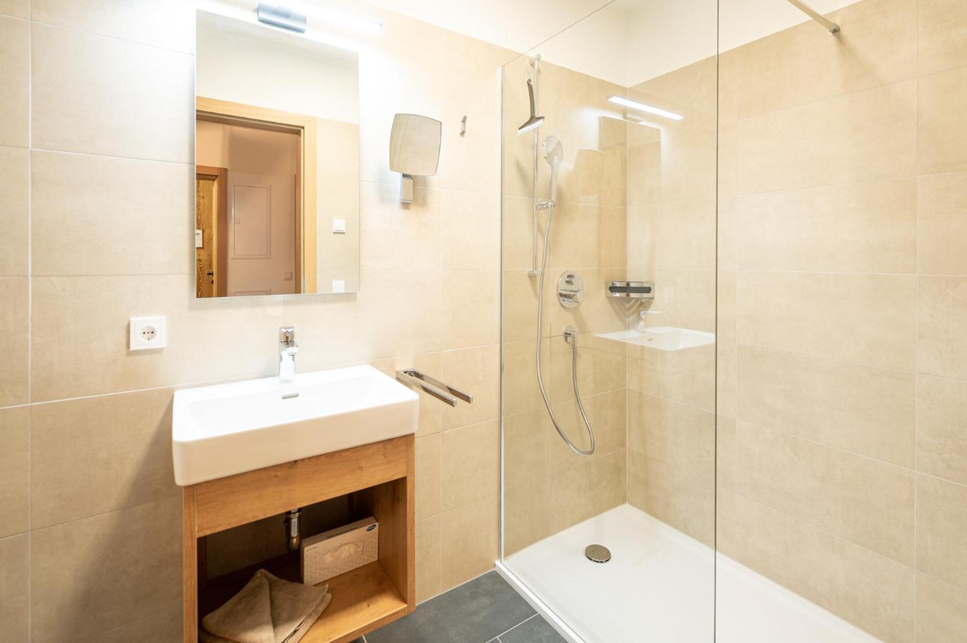 Family Two-Bedroom Apartment with View photo 3