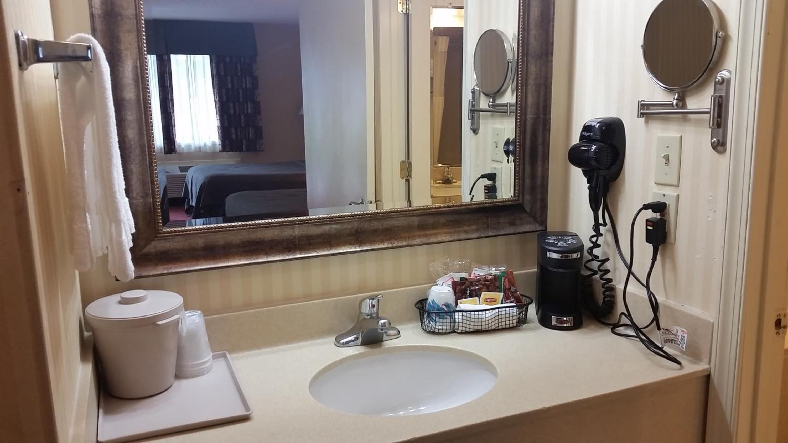King Room - Non-Smoking photo 2