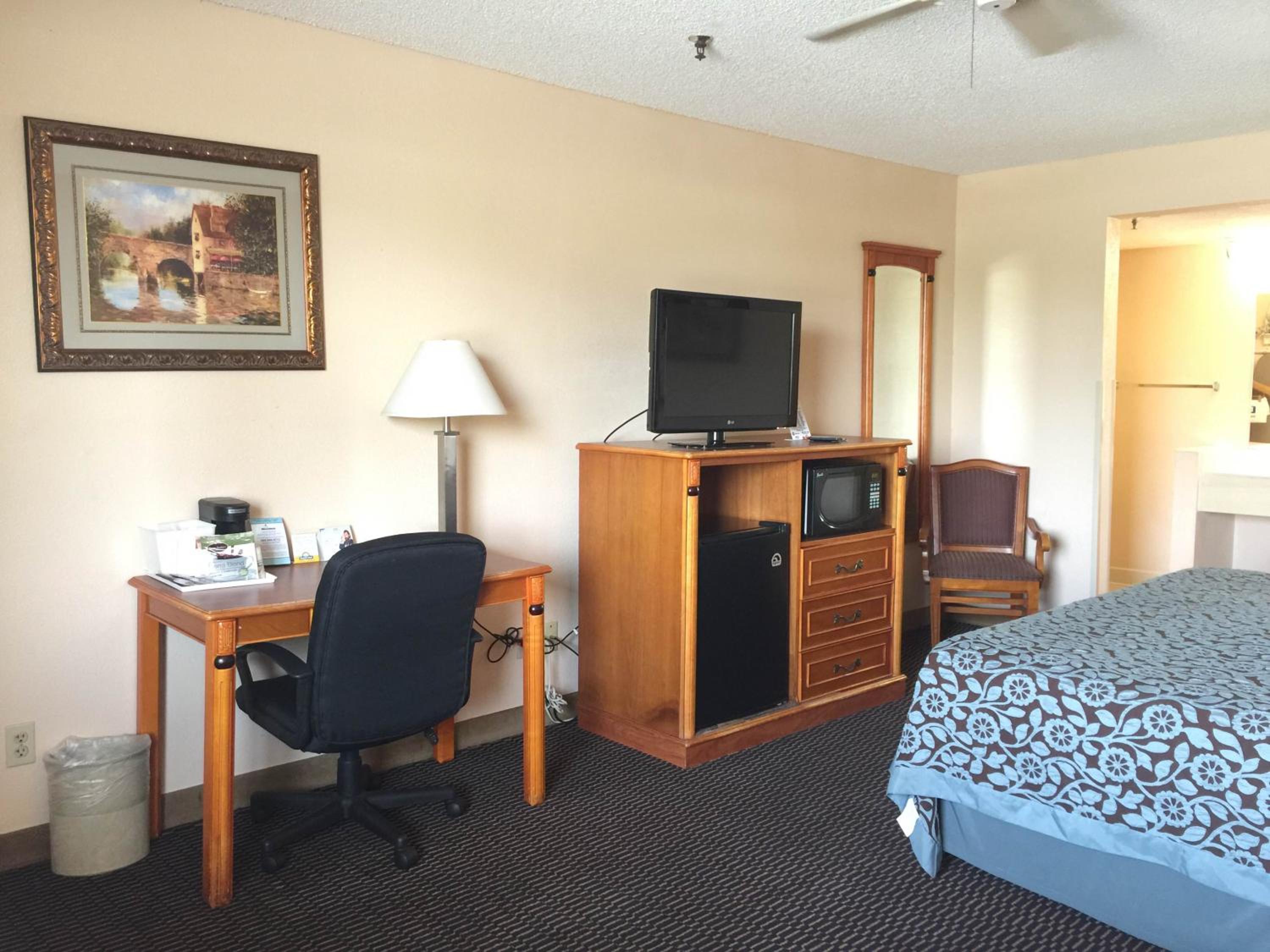 King Room - Non-Smoking - Non Pet Friendly - Photo 6