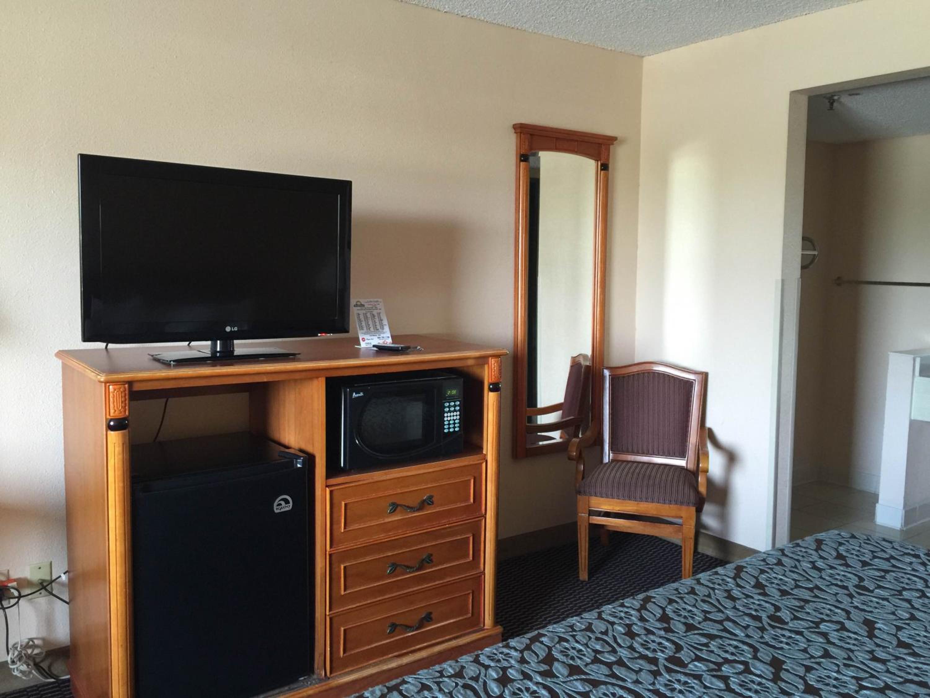 King Suite with Walk-In Shower, Pet-Friendly, Non-Smoking - Photo 2