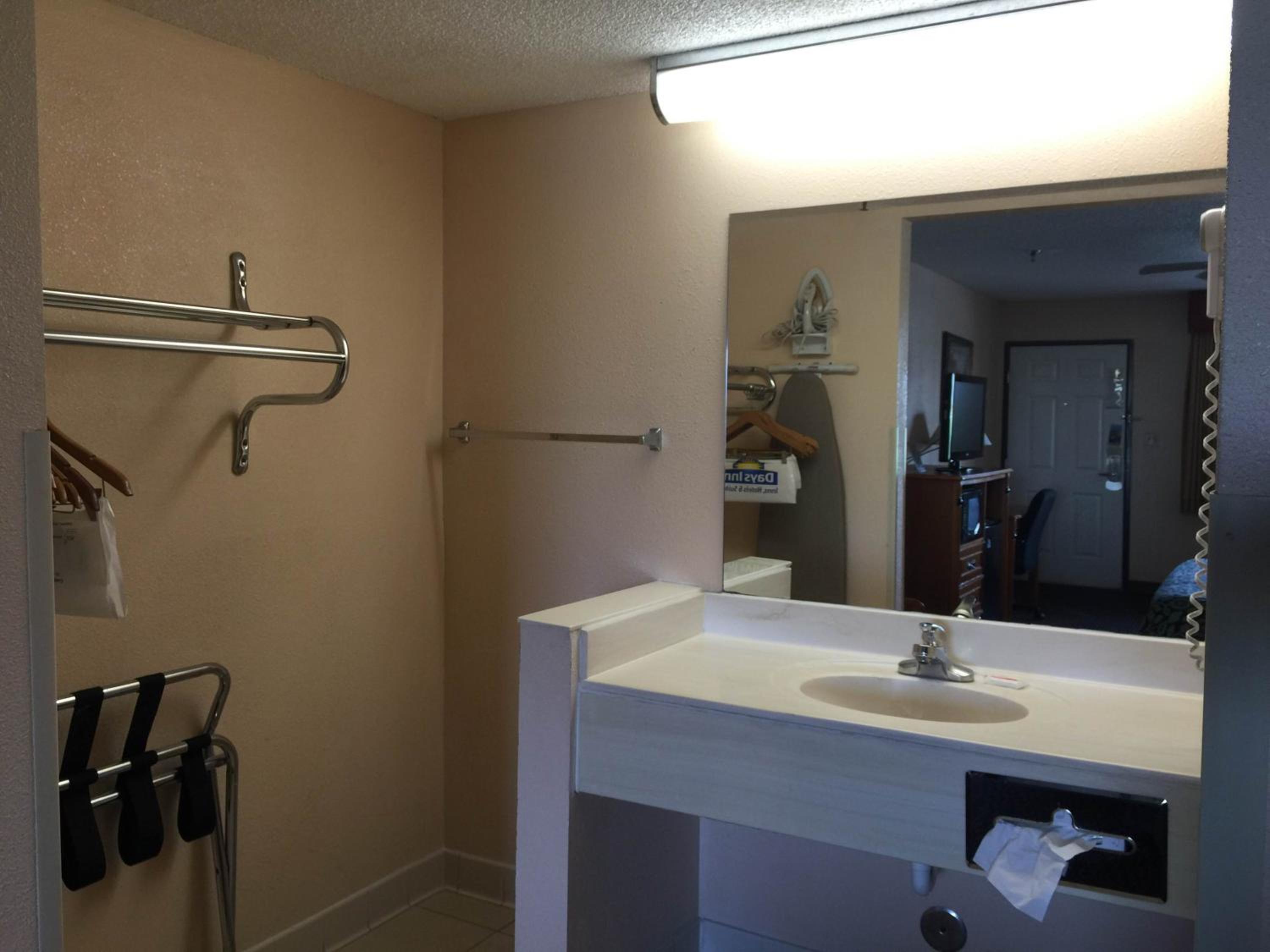 King Room - Non-Smoking - Non Pet Friendly - Photo 7
