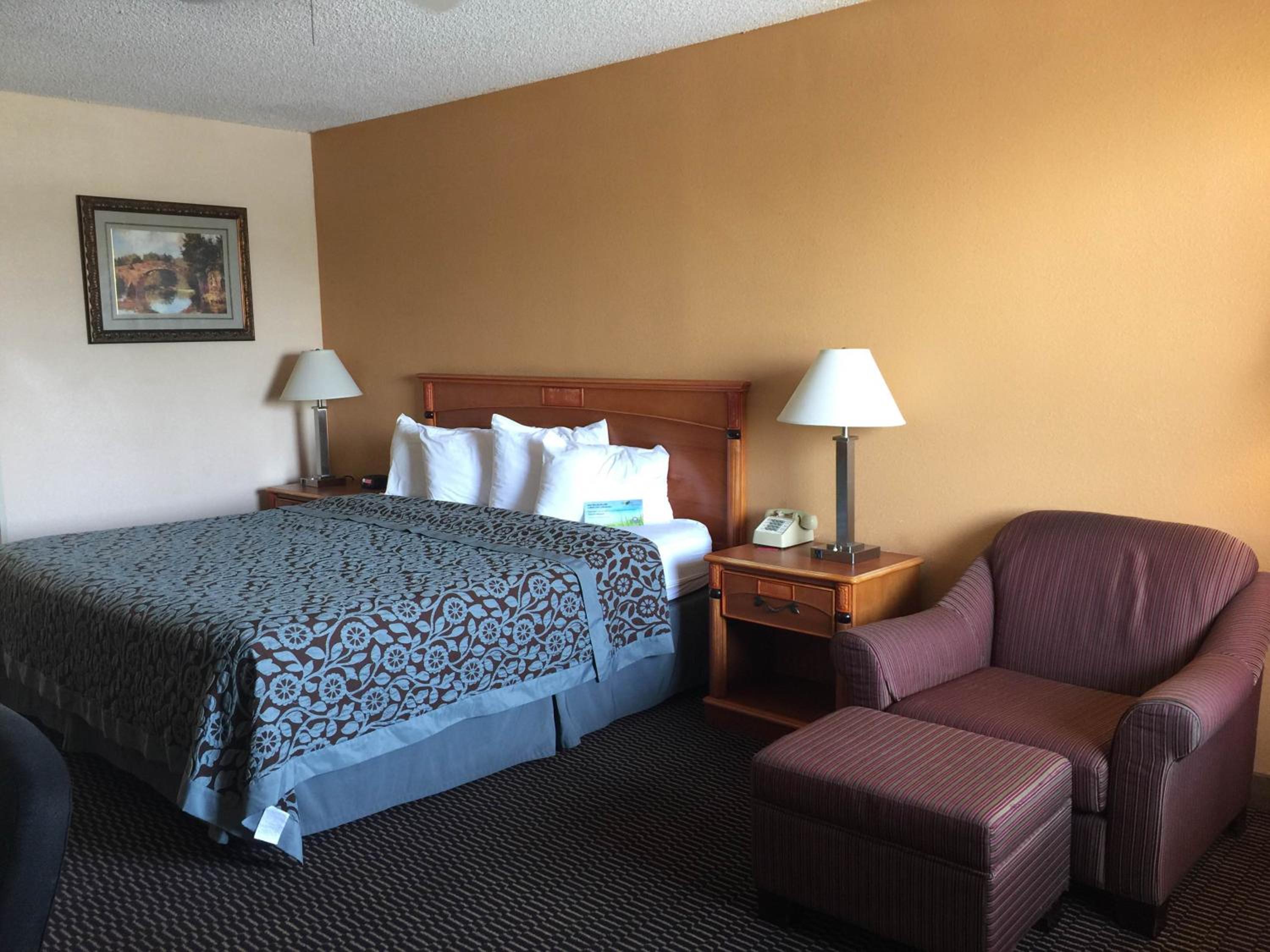 King Suite with Walk-In Shower, Pet-Friendly, Non-Smoking - Photo 4