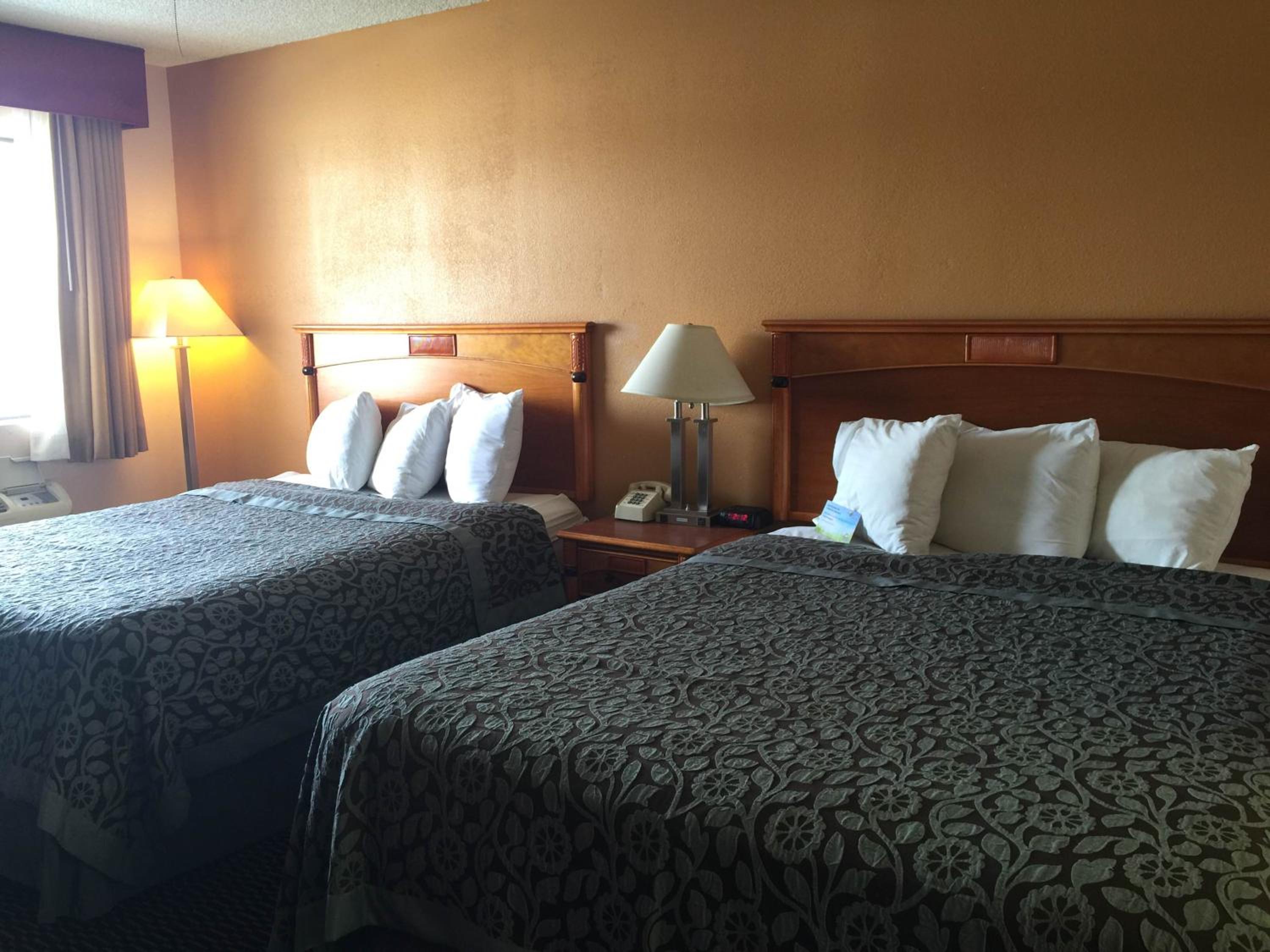 Standard Room with Two Queen Beds - Non-Smoking - Not Pet Friendly - Photo 7