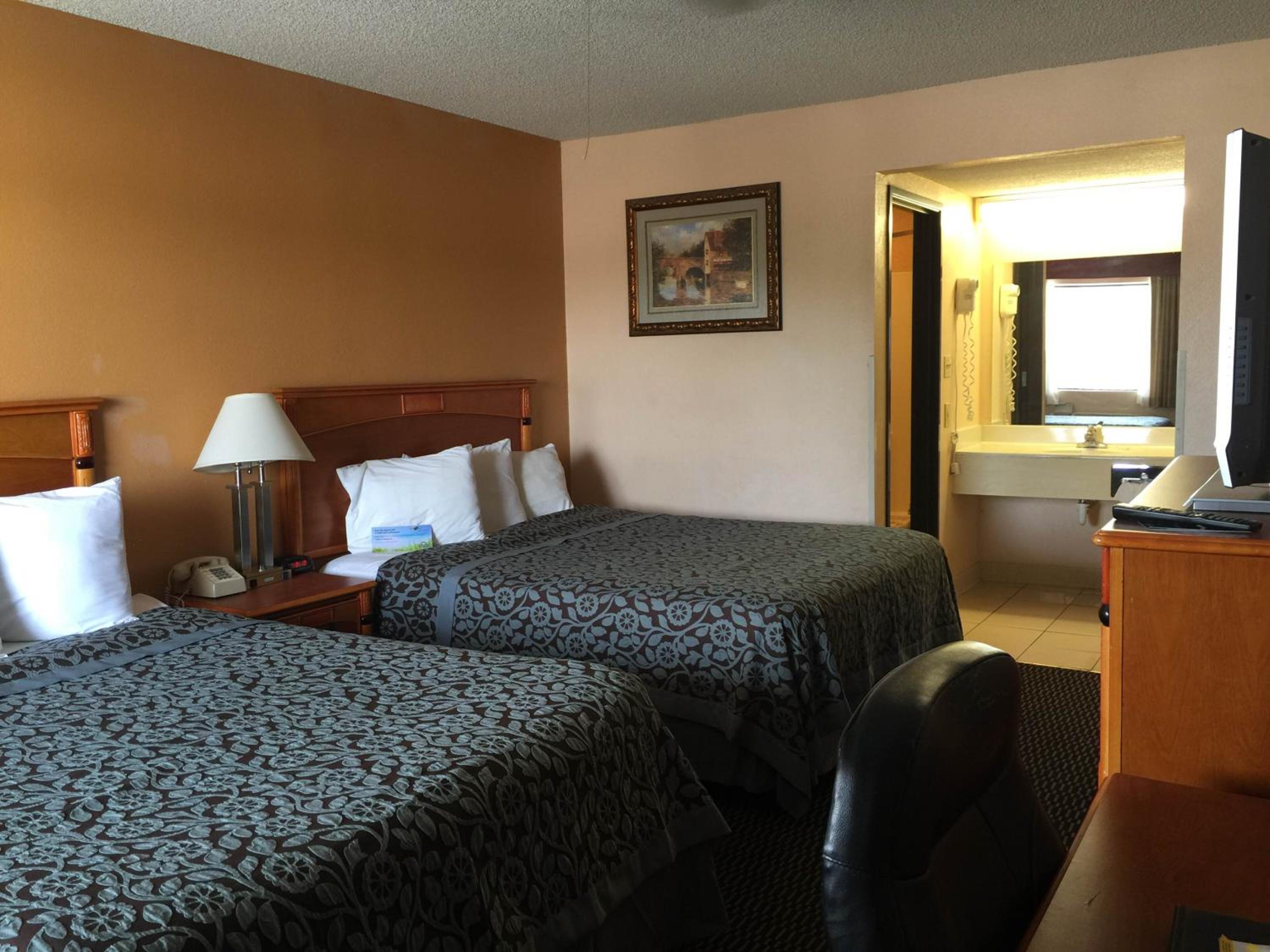 Standard Room with Two Queen Beds - Non-Smoking - Not Pet Friendly - Photo 5