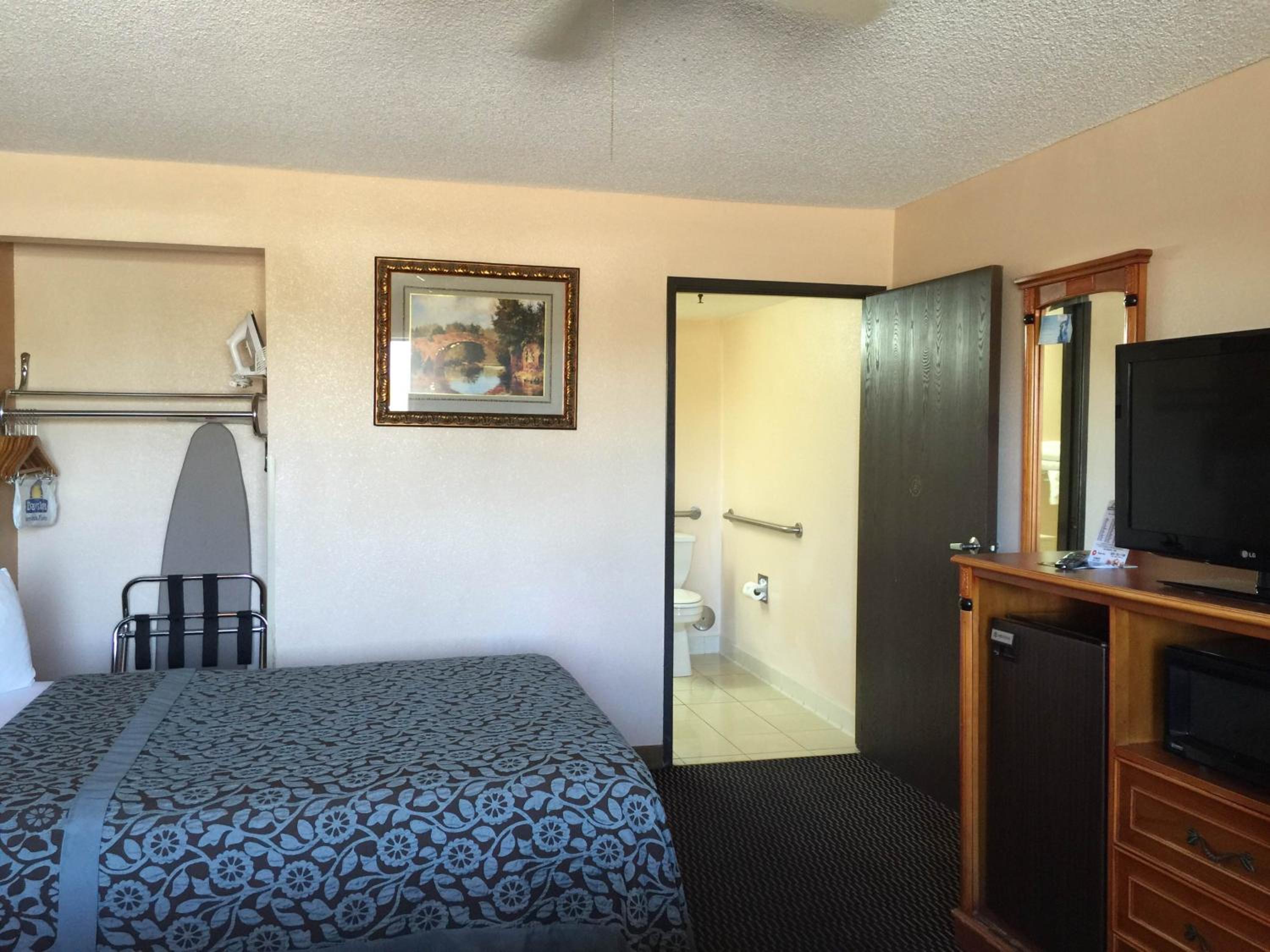 Accessible Room with Two Queen Beds - Non-Smoking  - Non Pet Friendly - Photo 4