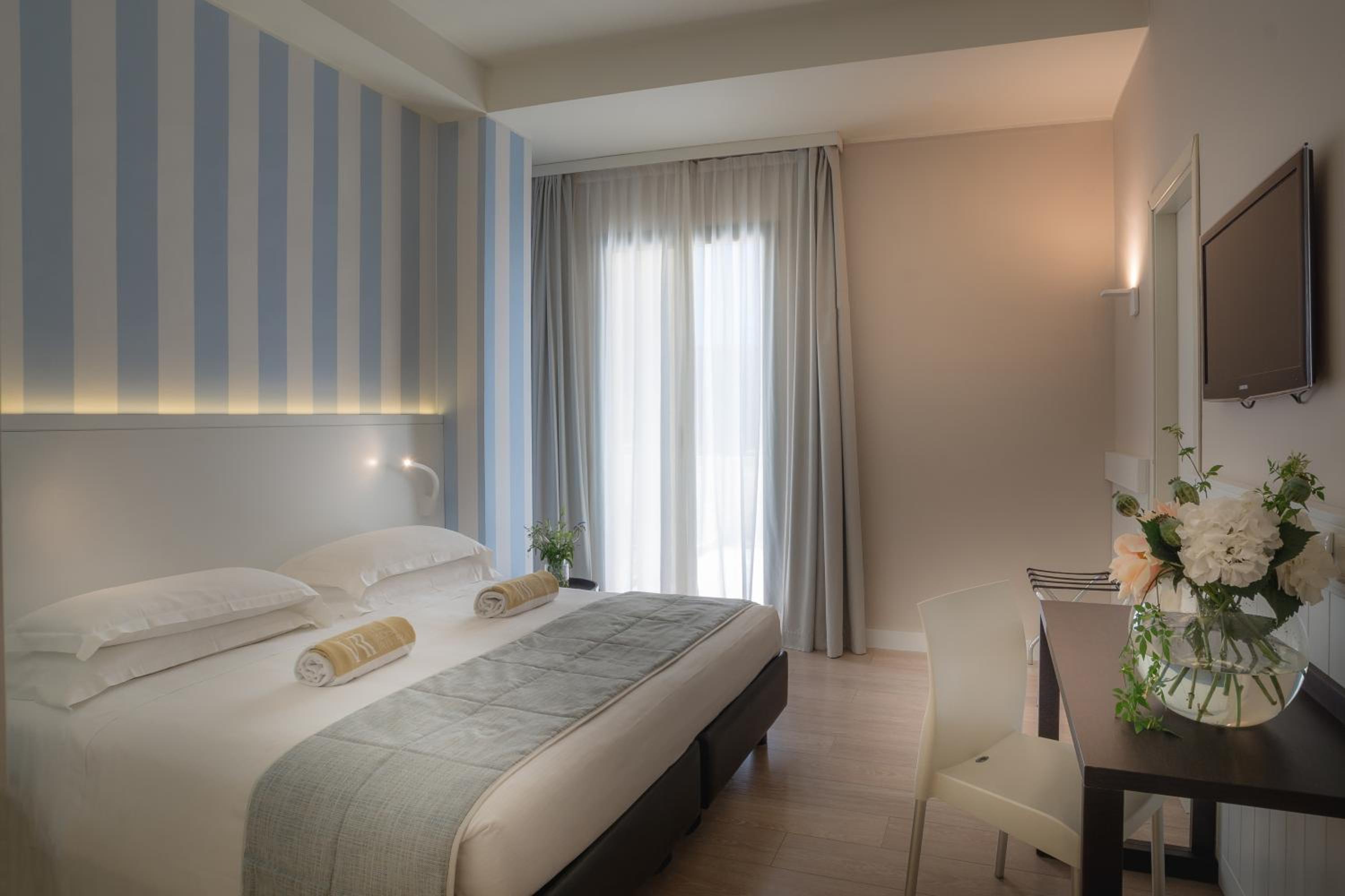 Superior Room with Sea Side View - Photo 3