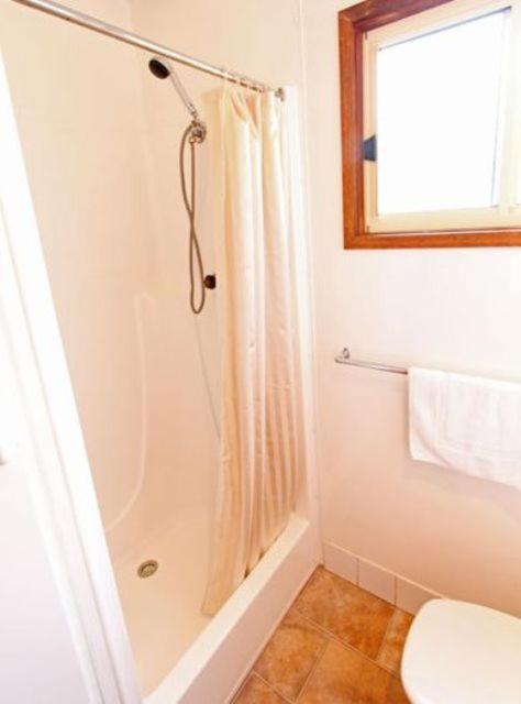 Two-Bedroom Cabin  photo 2