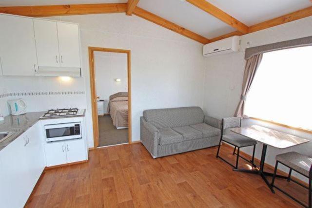 One-Bedroom Cabin photo 3