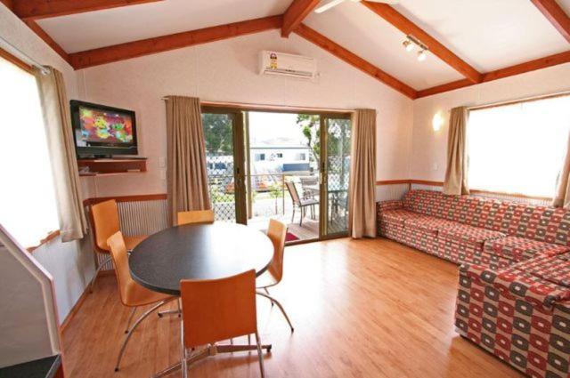 Two-Bedroom Cabin with Spa Bath photo 1