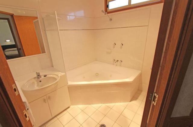 Two-Bedroom Cabin with Spa Bath photo 2