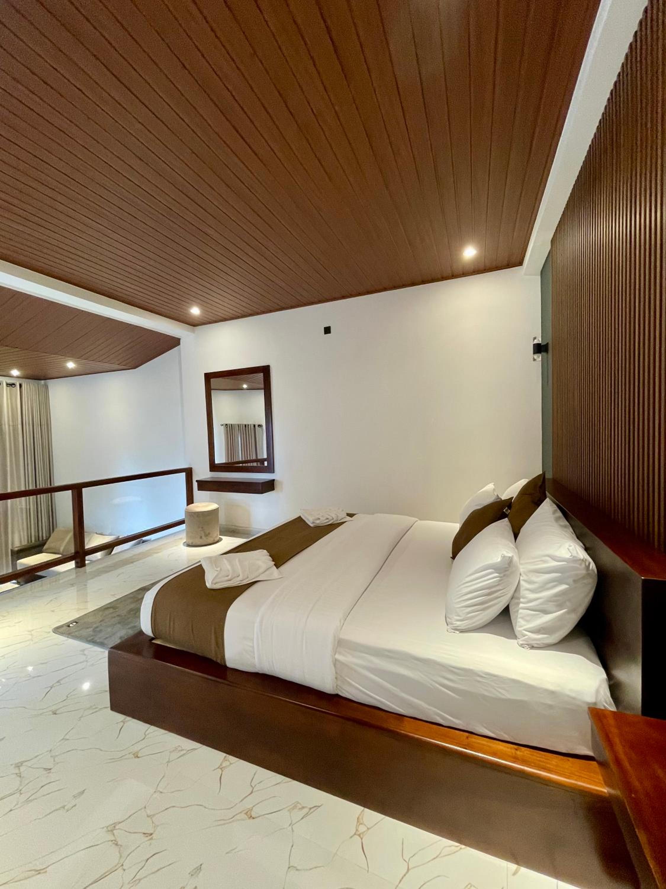 Deluxe Double Room with Balcony photo 3