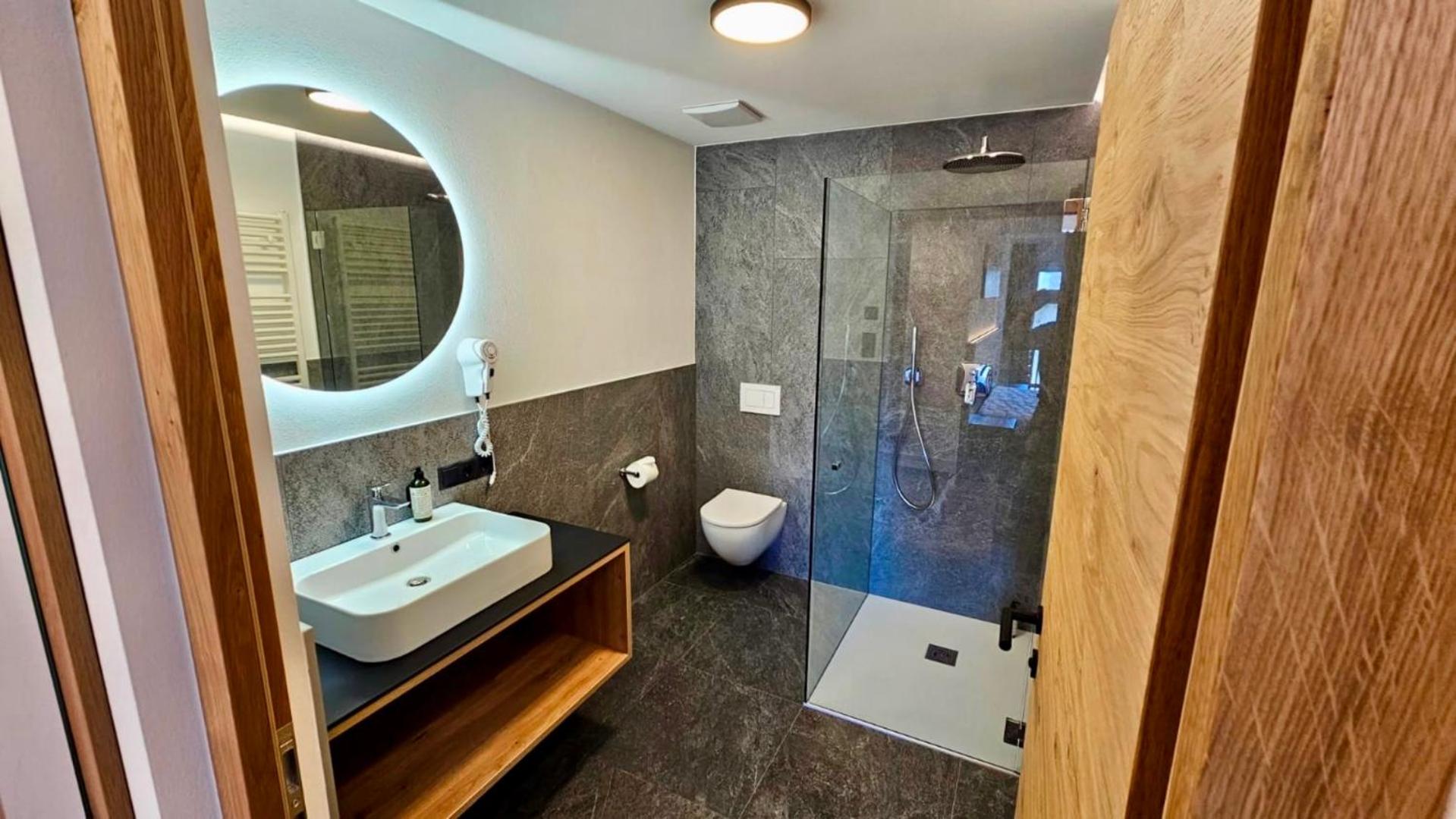 Deluxe Room - Photo 10