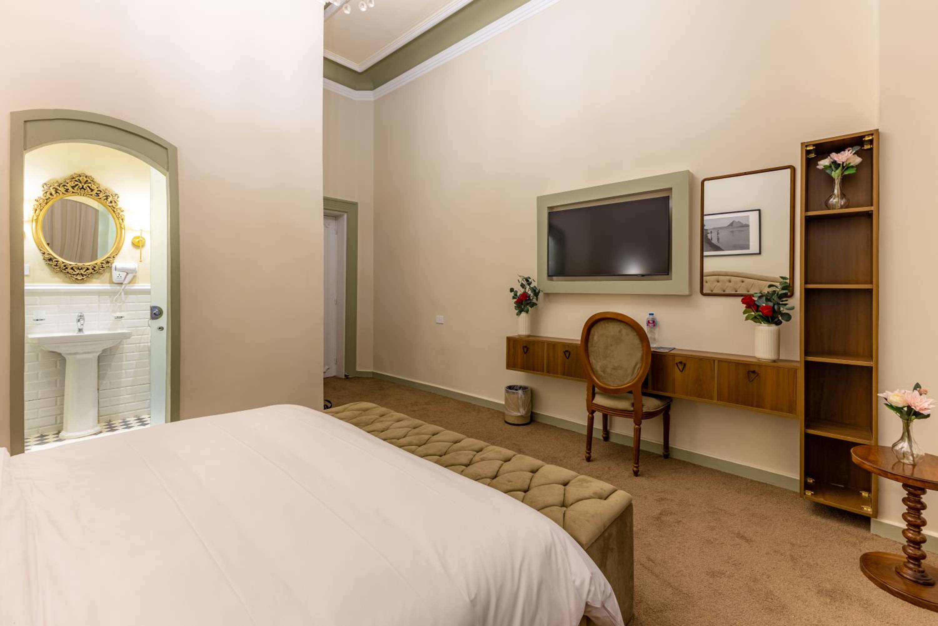 Deluxe Queen Room