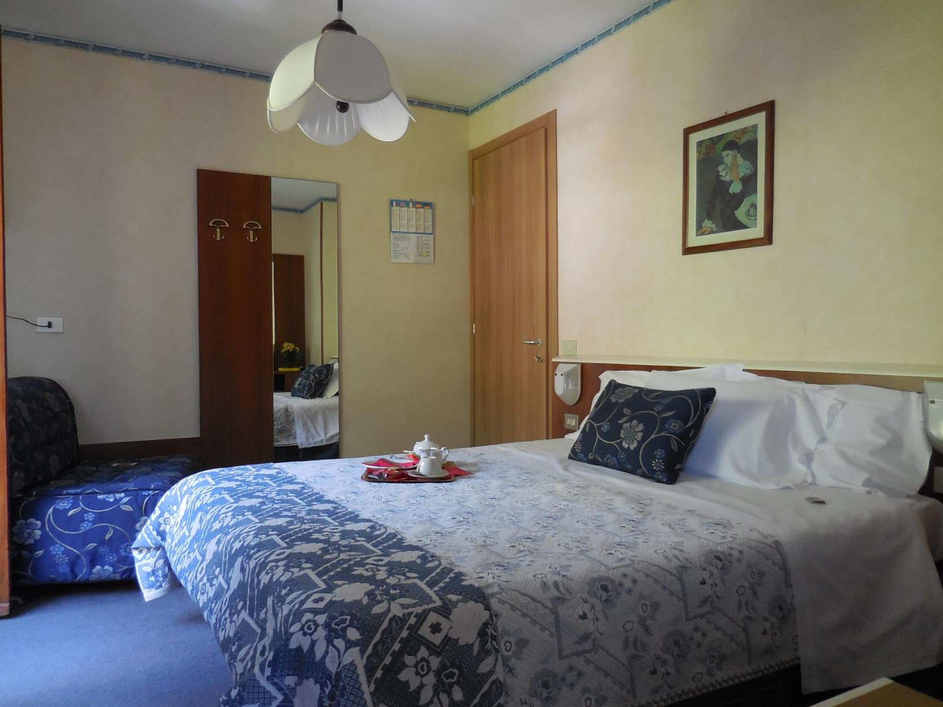 Double or Twin Room with Bathroom - Photo 3