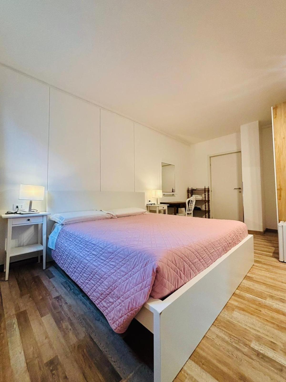 Double Room with Shared Bathroom photo 2