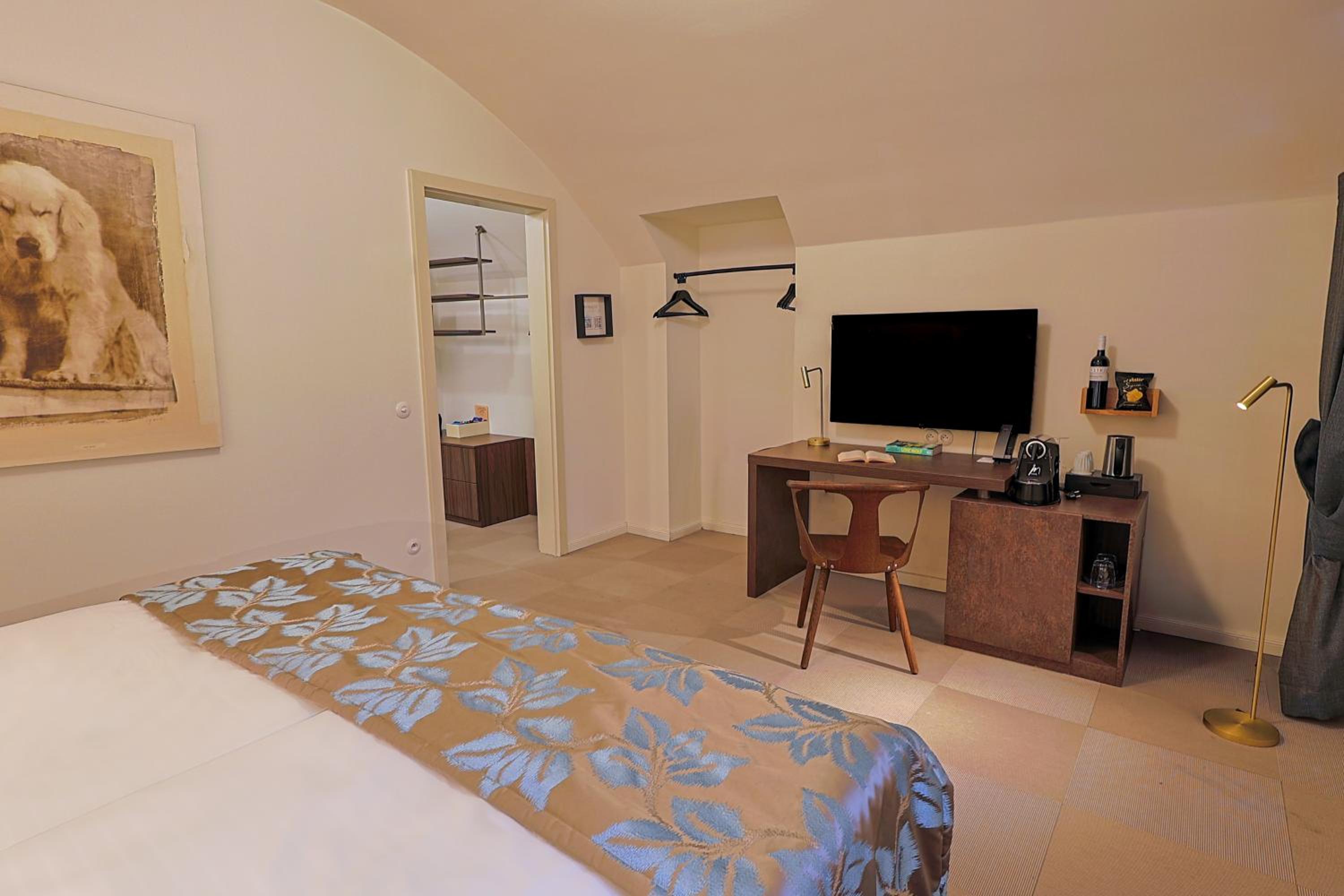 Double or Twin Room thumbnail 5