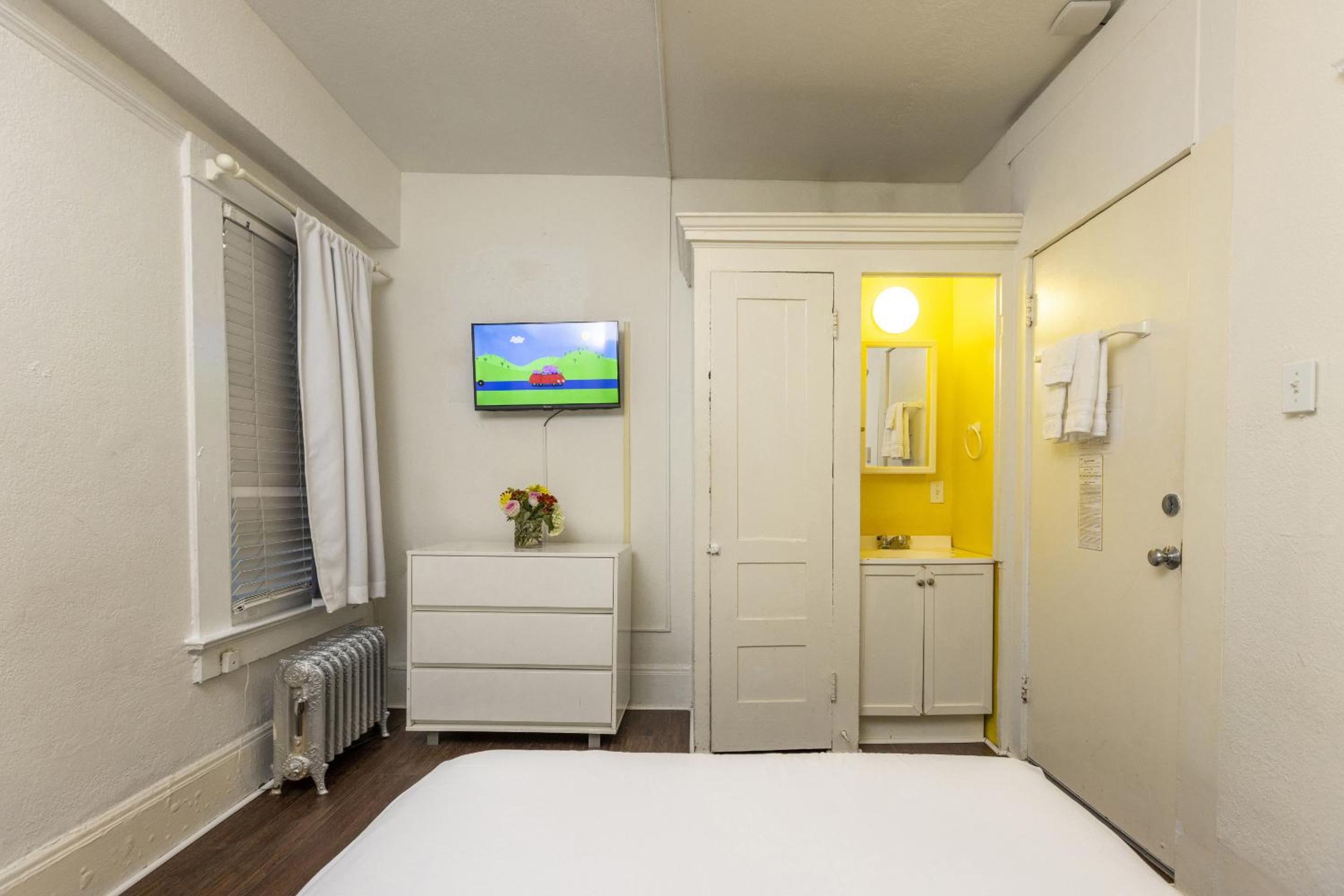 Economy Double Room - Photo 7