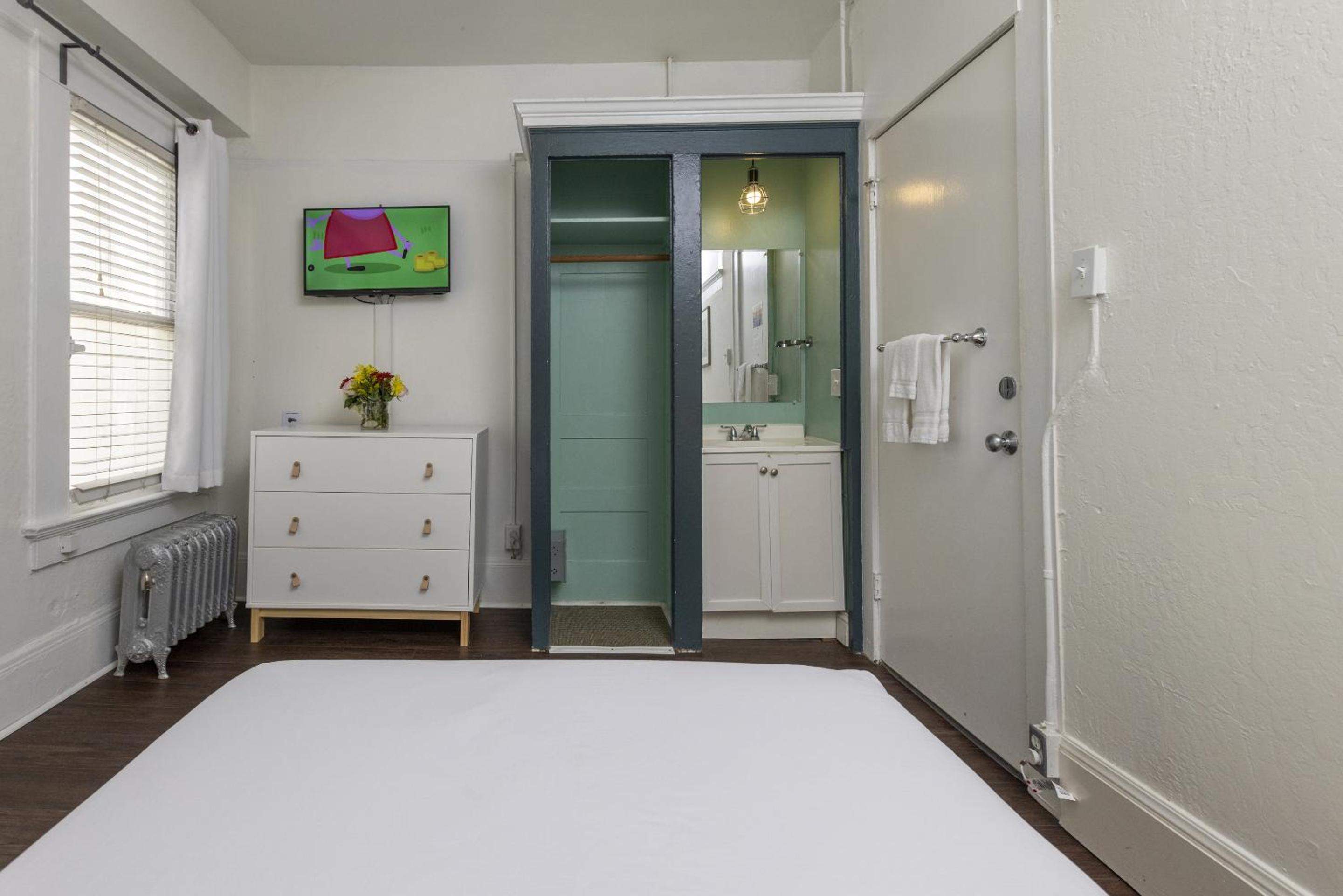 Economy Double Room - Photo 17