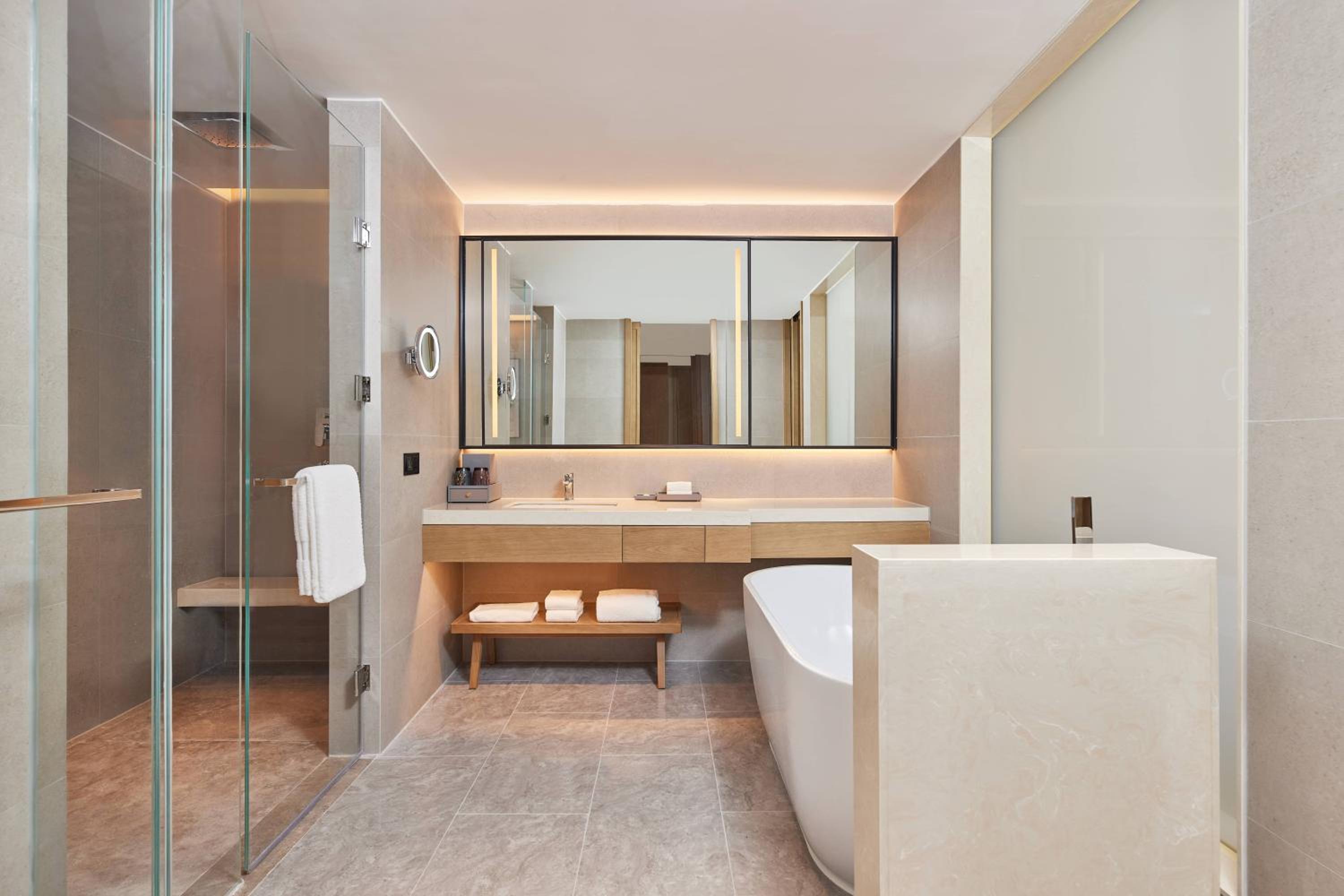 One-Bedroom Deluxe King Suite with City View photo 2