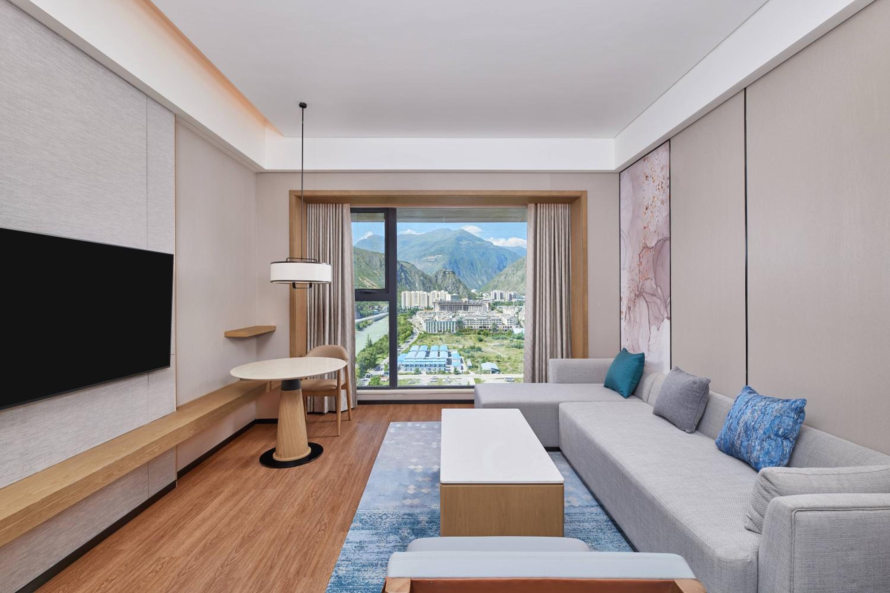 One-Bedroom Deluxe King Suite with City View photo 3