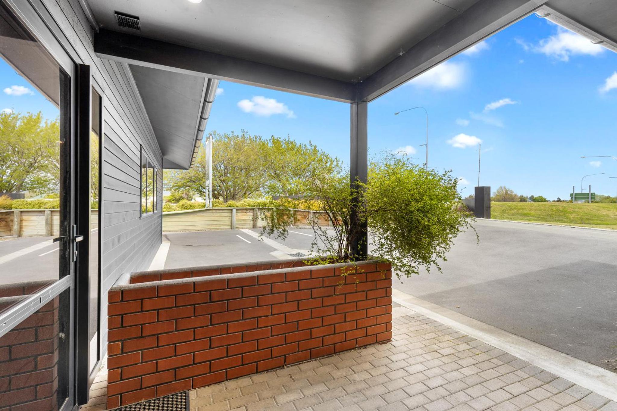 Deluxe Two-Bedroom Apartment with Garden View