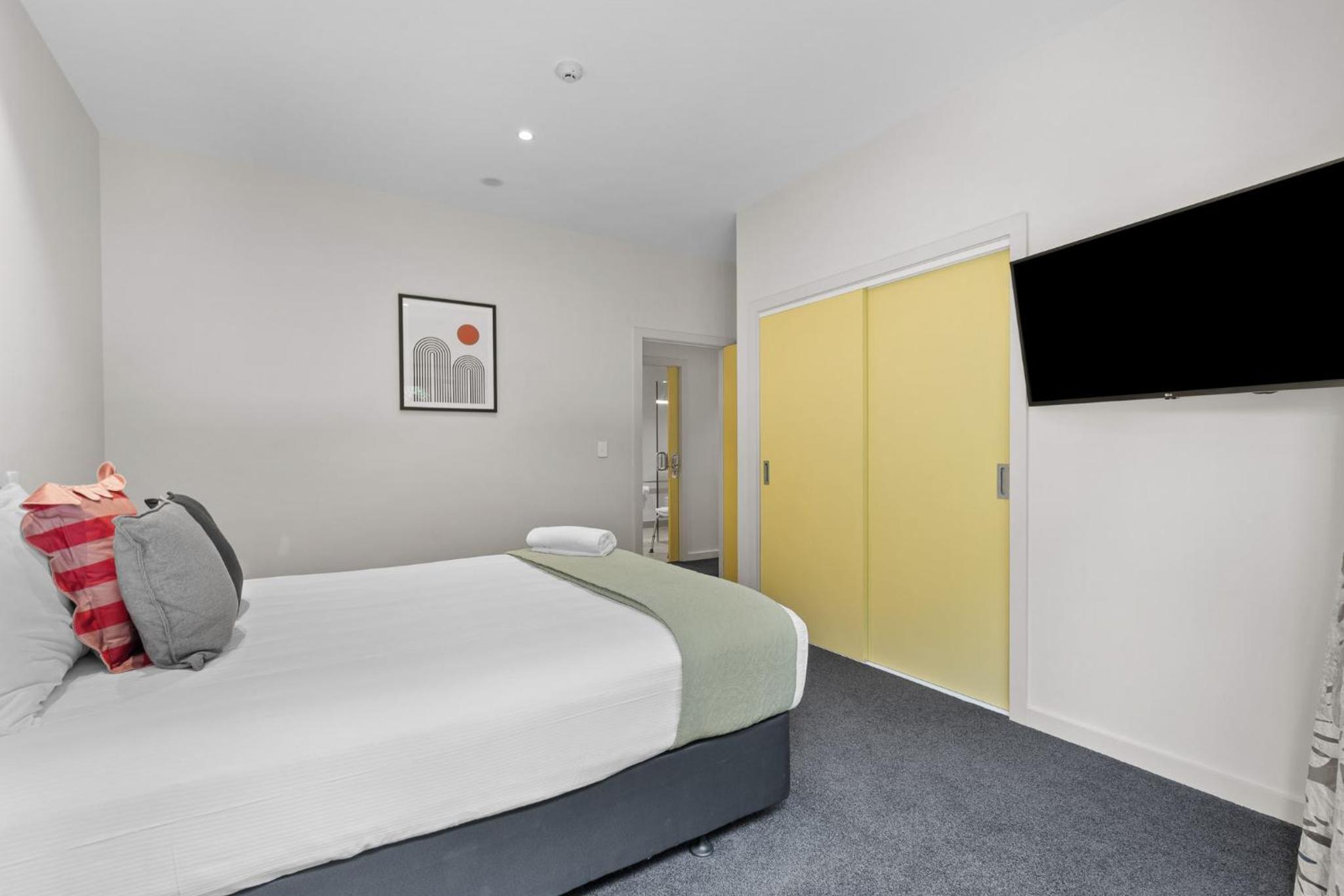 Deluxe Two-Bedroom Apartment with Garden View