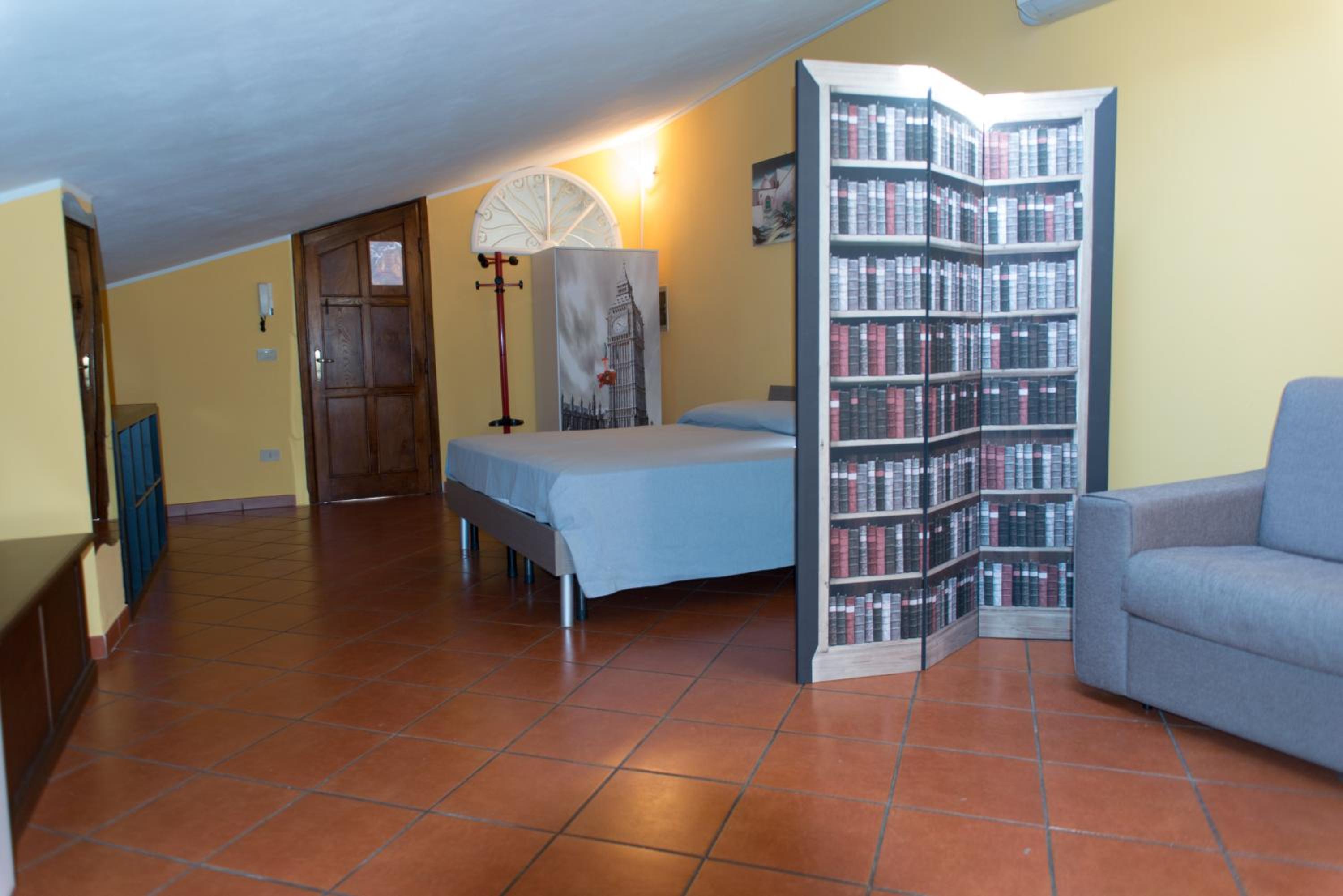 Studio Apartment - Photo 2