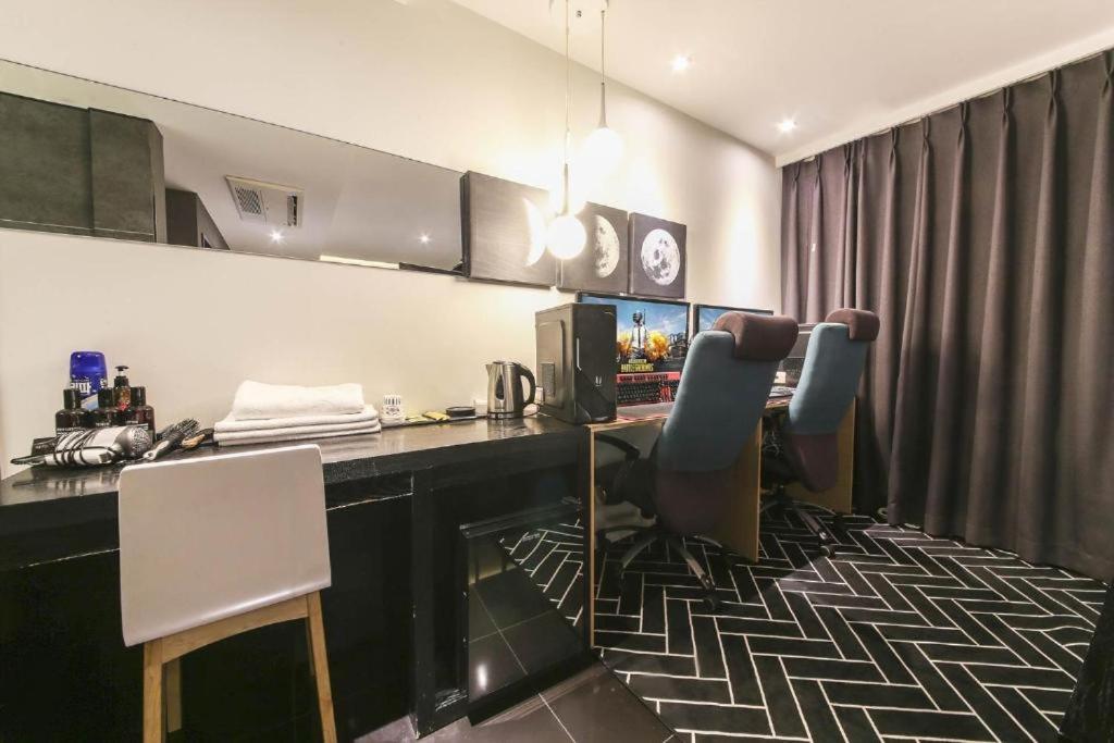 Deluxe Twin Room with 2 Computers