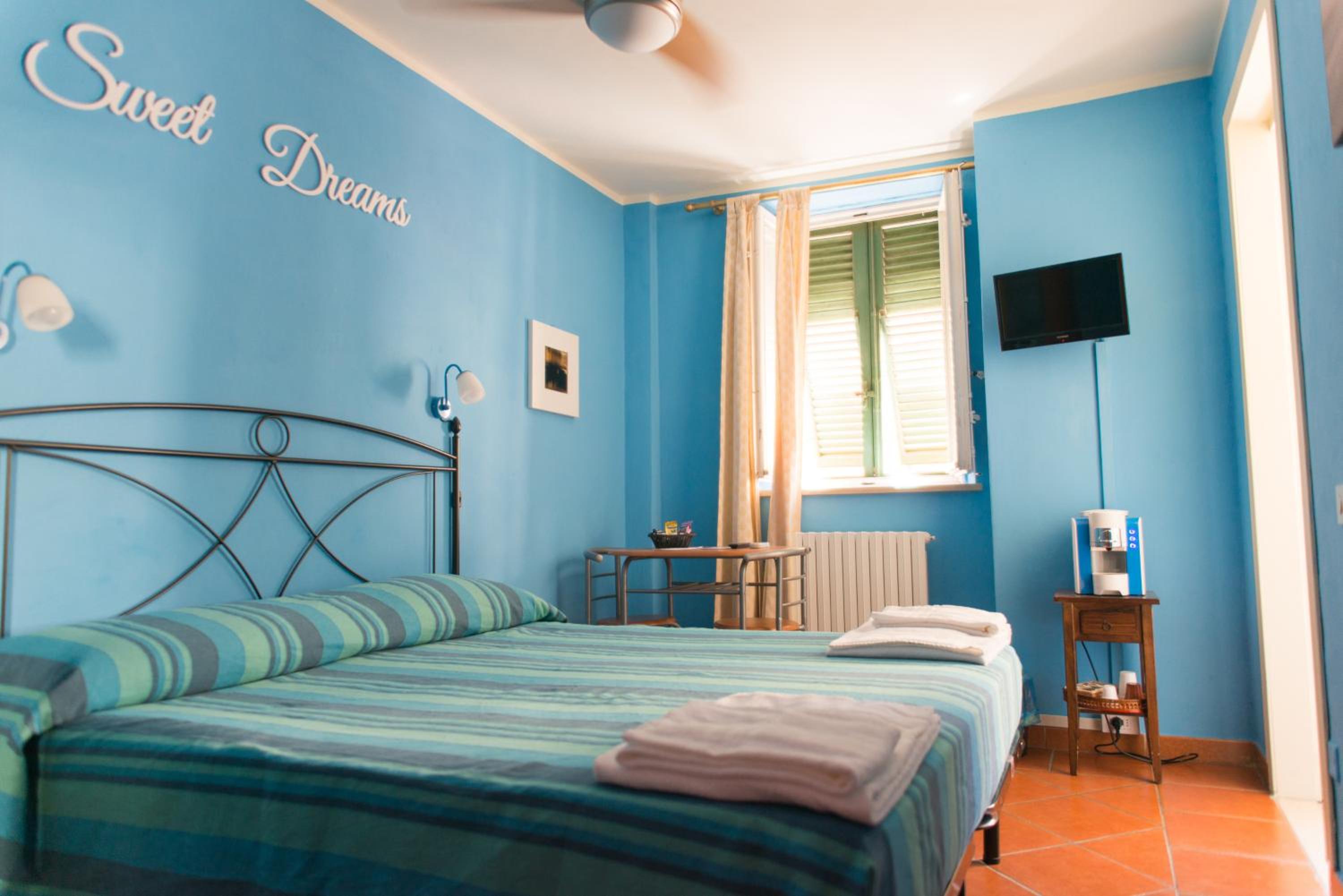 Double Room - Photo 6