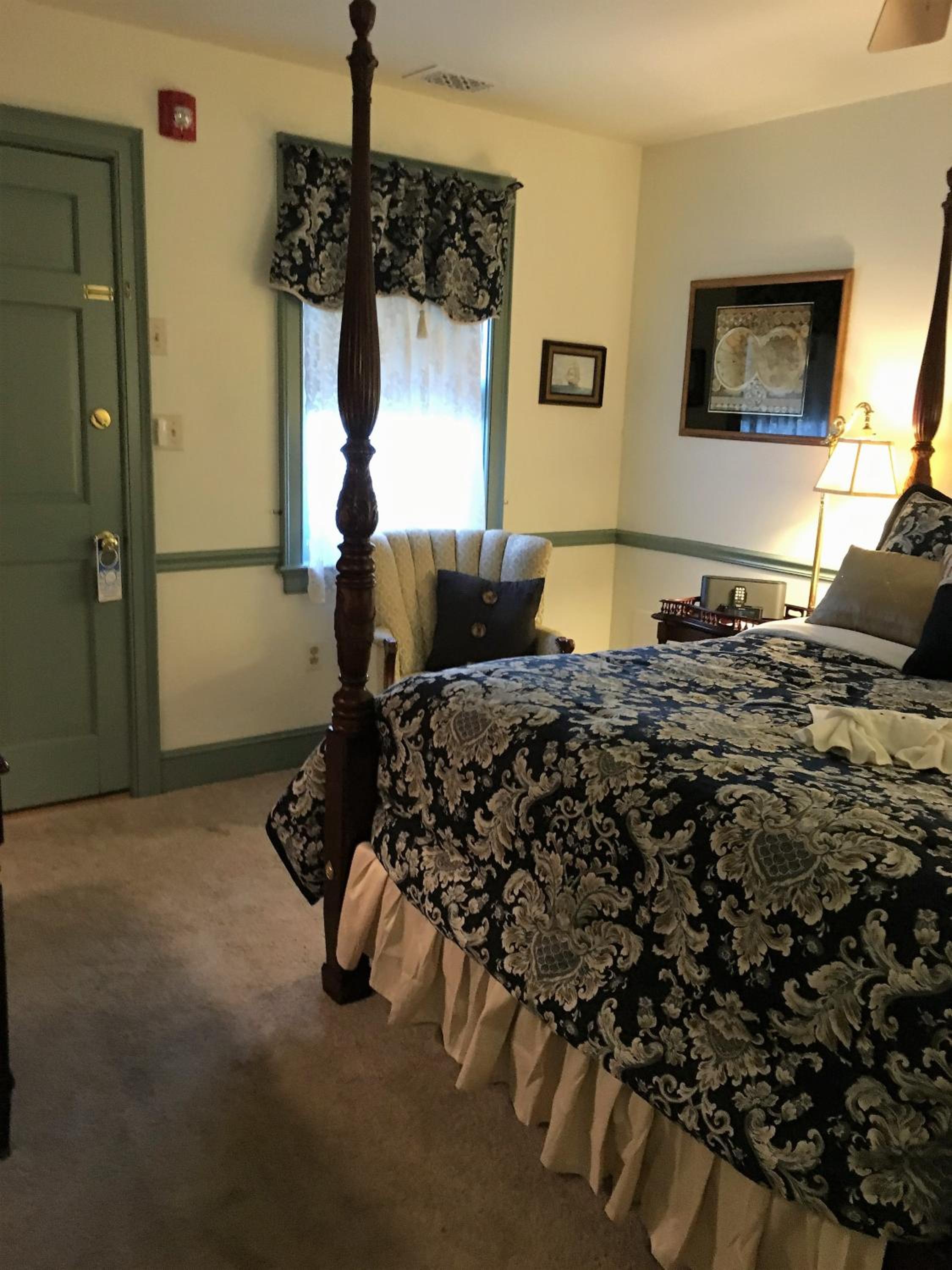 Queen Room photo 2