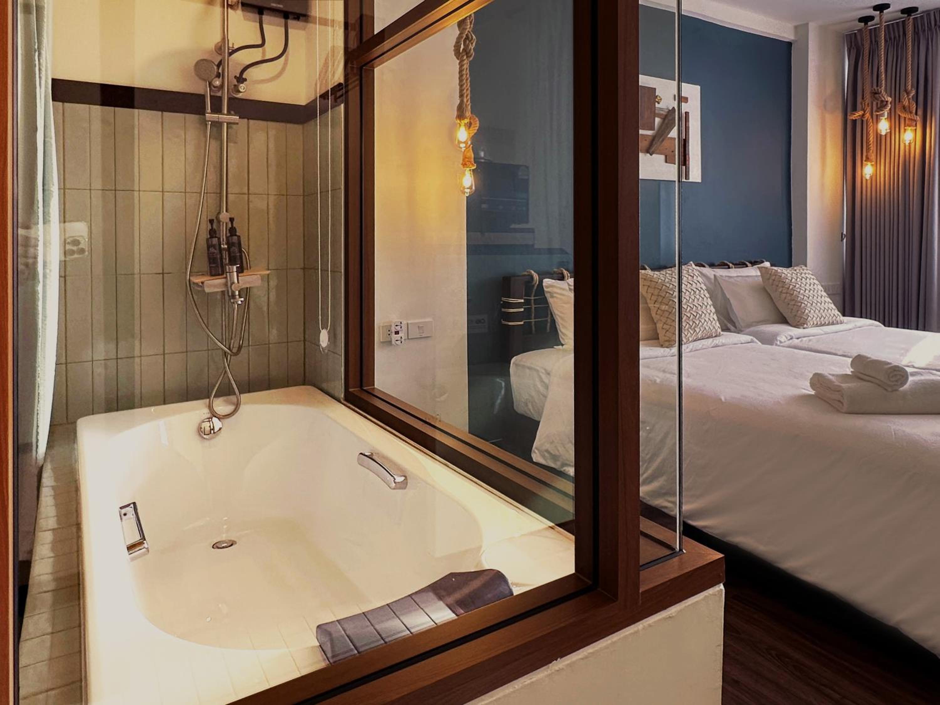 Deluxe Double or Twin Room with Bath Tub photo 1