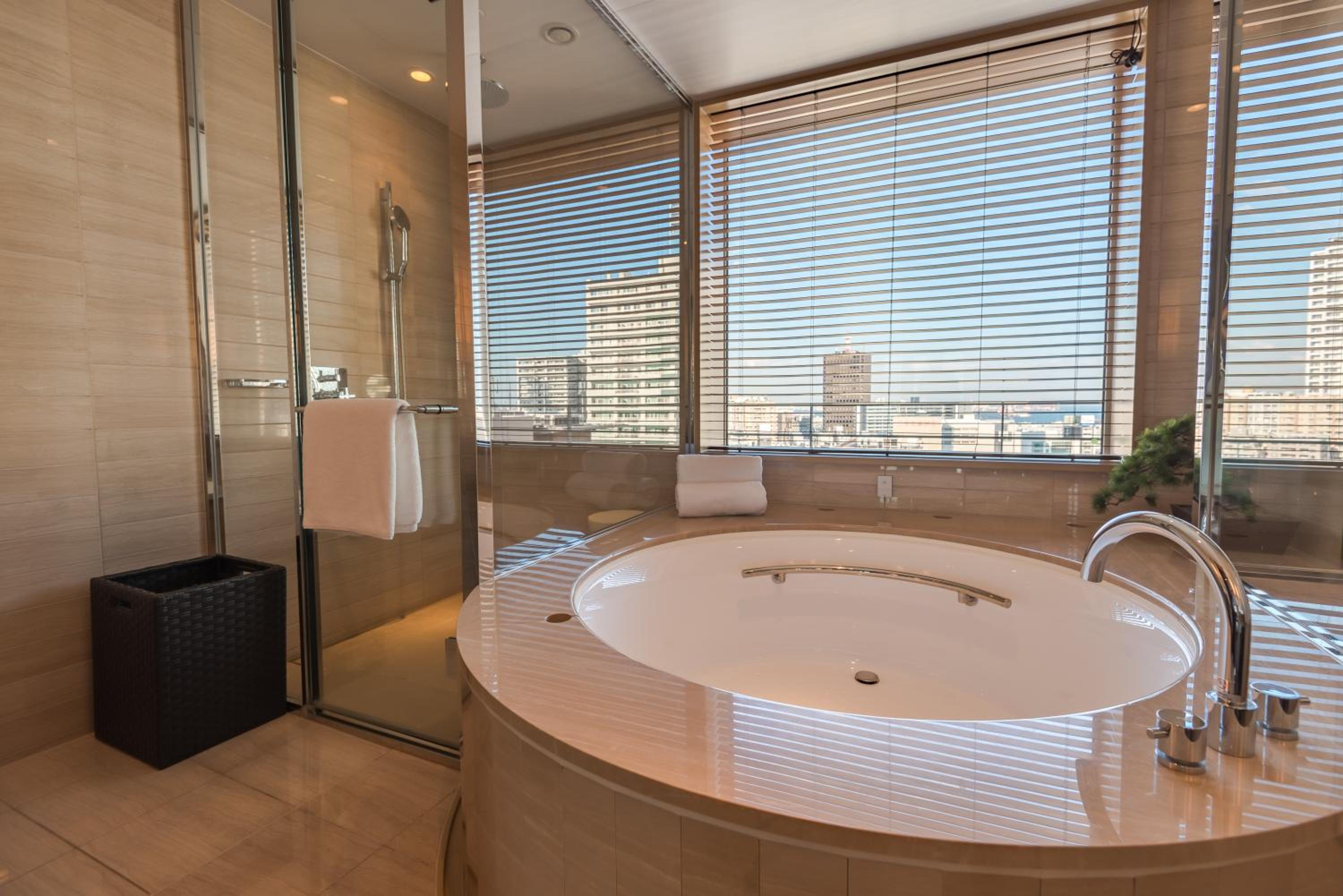 King Suite on Higher Floor with Complimentary Mini-bar - Photo 4