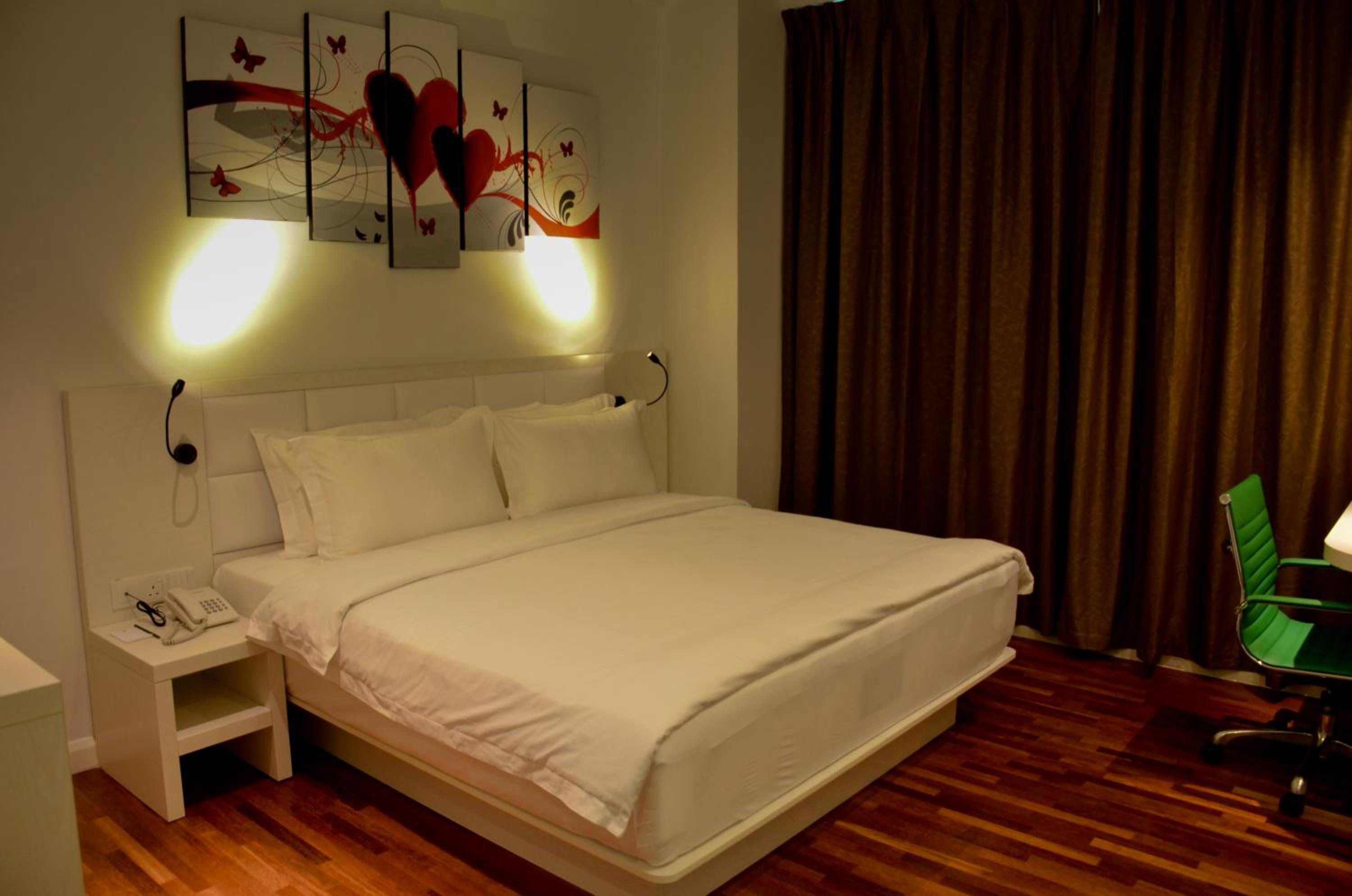 Deluxe King Room - Photo 13