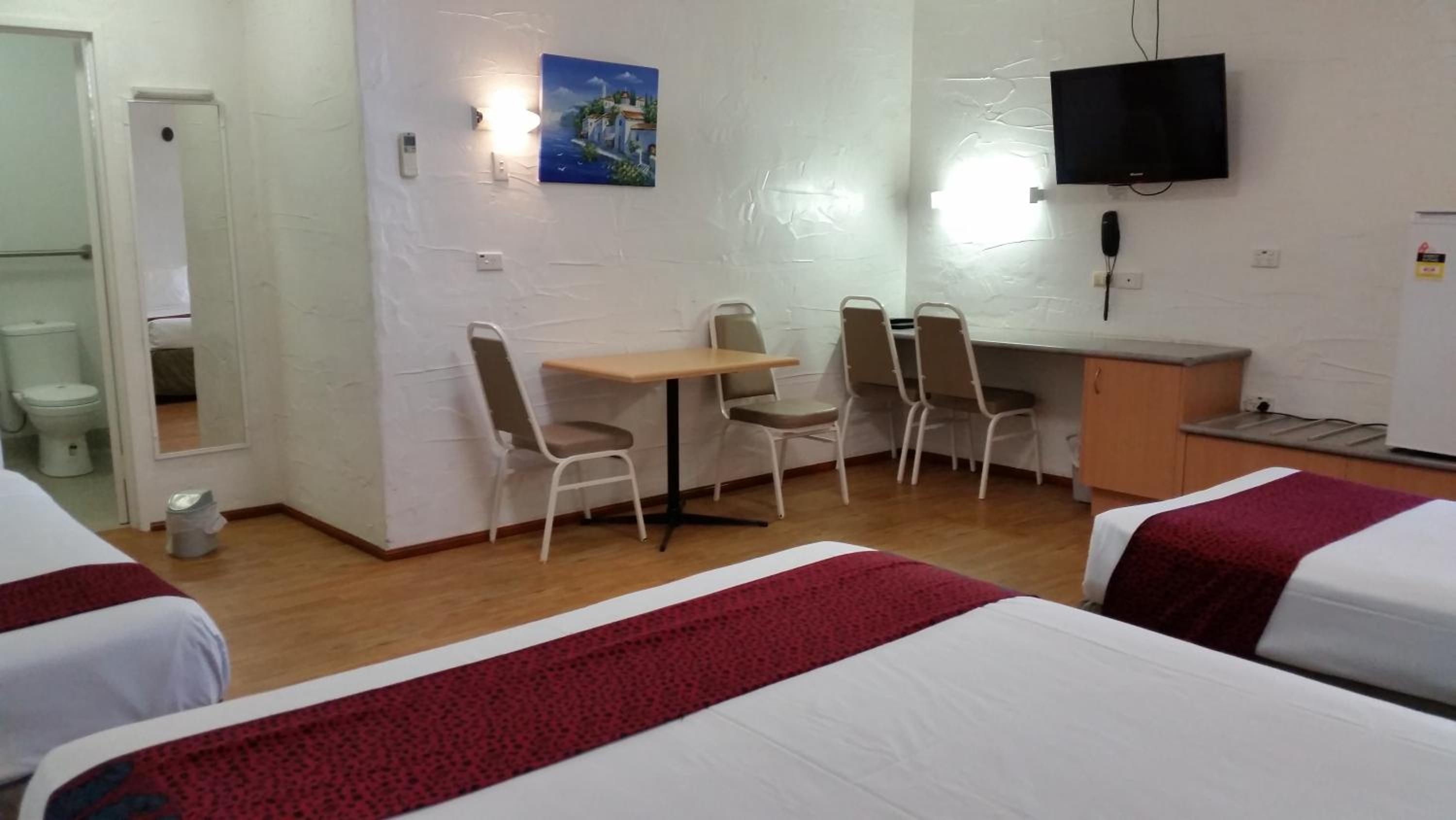One-Bedroom Suite - Disability Access photo 3