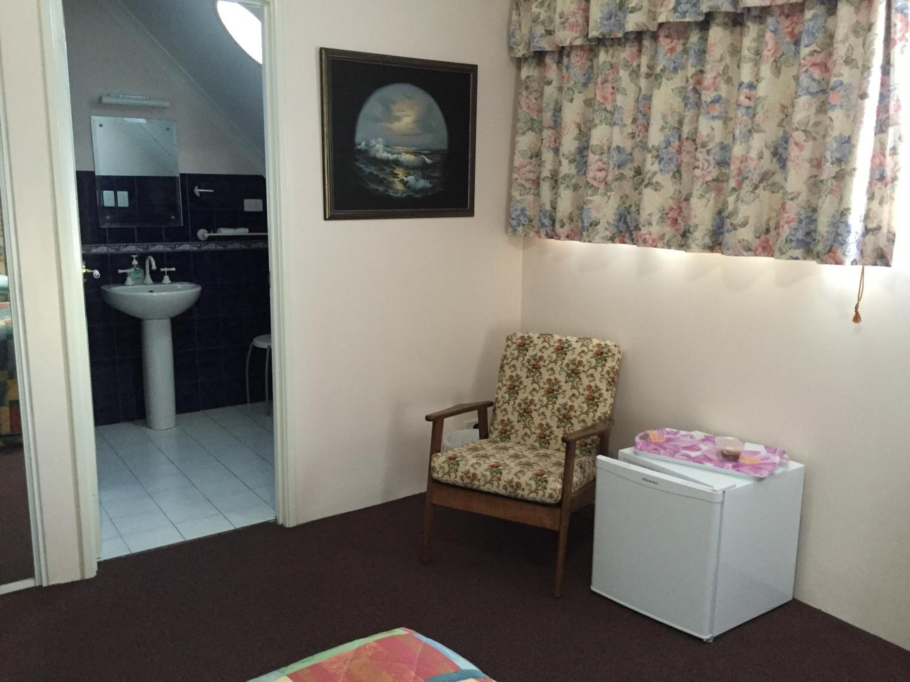 Twin Room with Private Bathroom photo 3