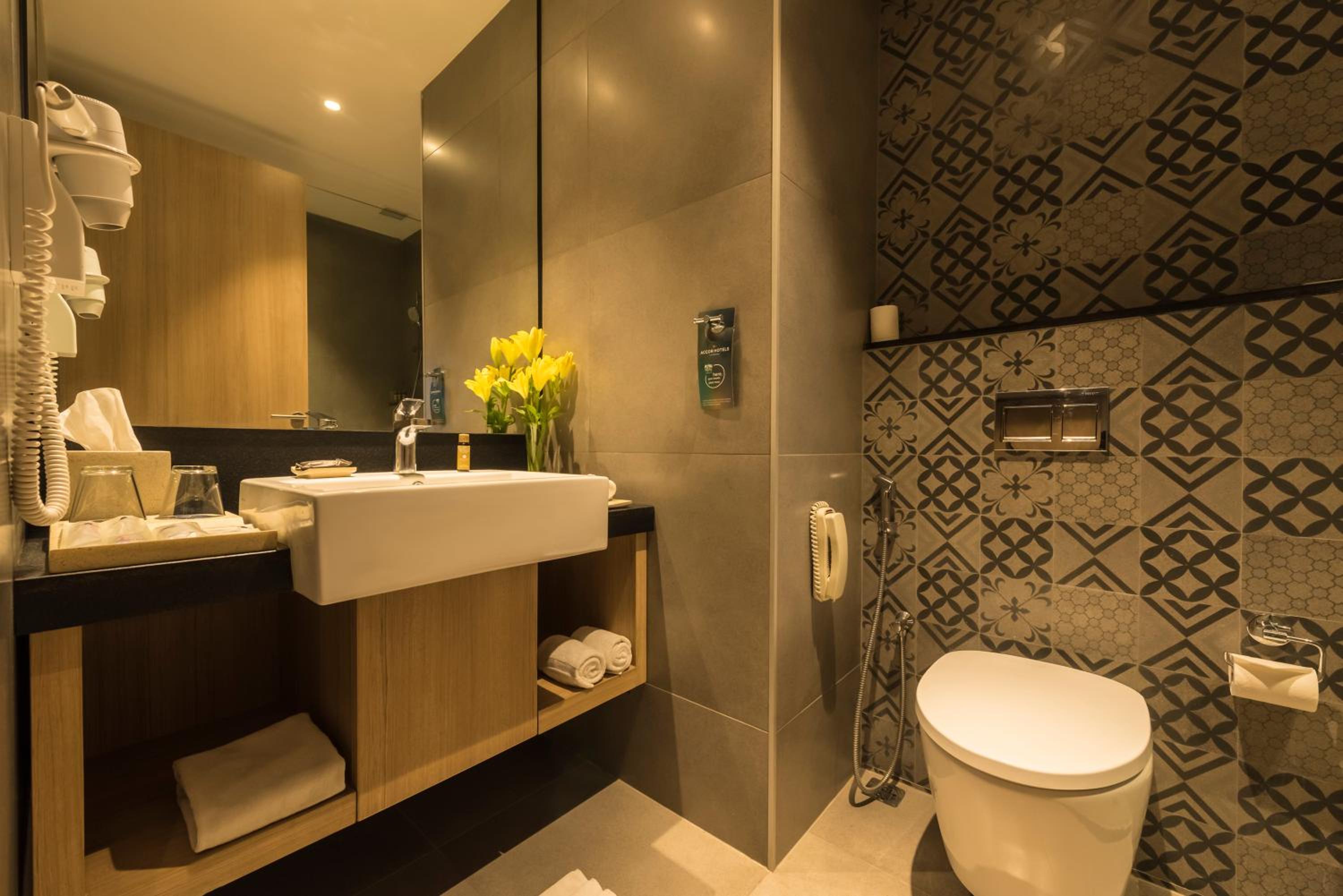 Premier King Room with Complimentary Indian afternoon Tea @Alfresco , 20% off on Food & Soft Beverage & SPA, Early Check-in & Late Check-out (Subject to Availability) and Happy Hours 1+1 on IMFL at Silk Bar/Galleria - Photo 4