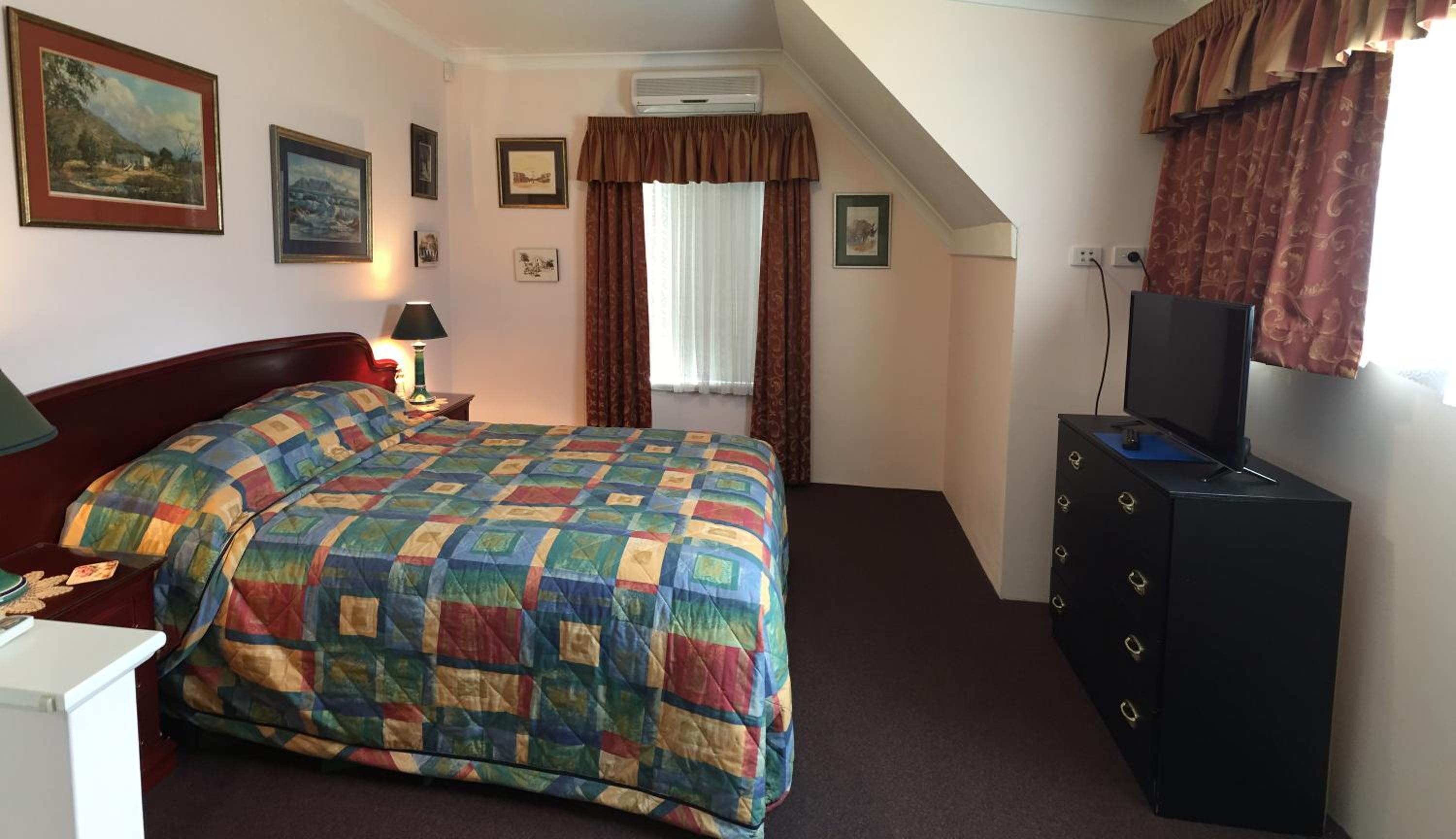 Queen Room with Private Bathroom photo 1