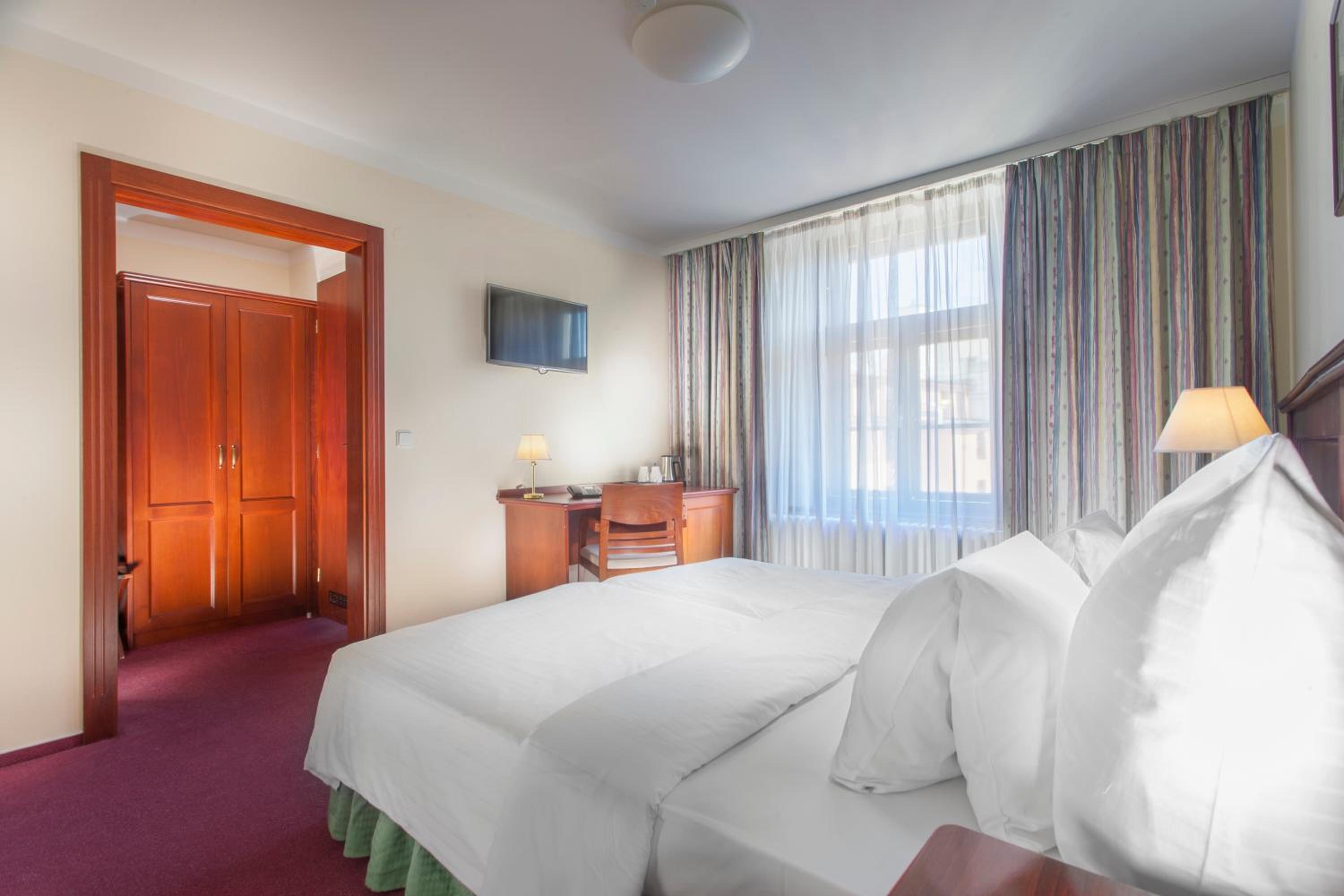 Double or Twin Room - Photo 7